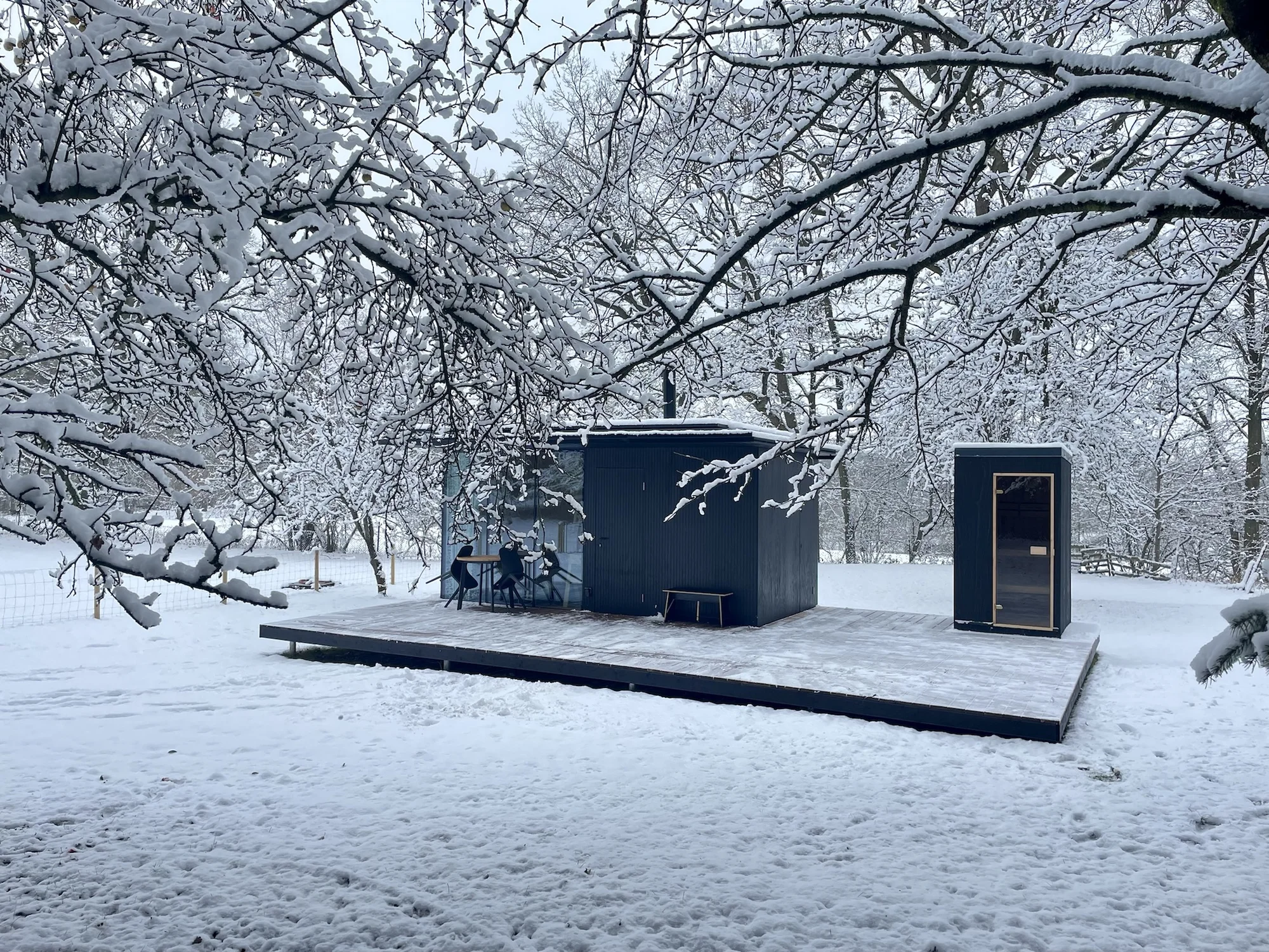 Minimalistický tiny house uprostřed přírody: soukromá sauna i grilovací stůl