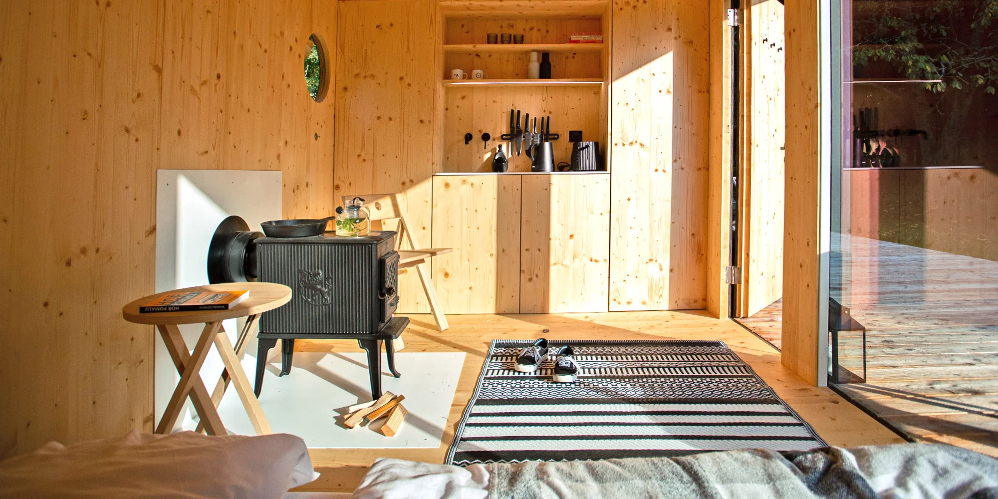 Minimalistický tiny house uprostřed přírody: soukromá sauna i grilovací stůl