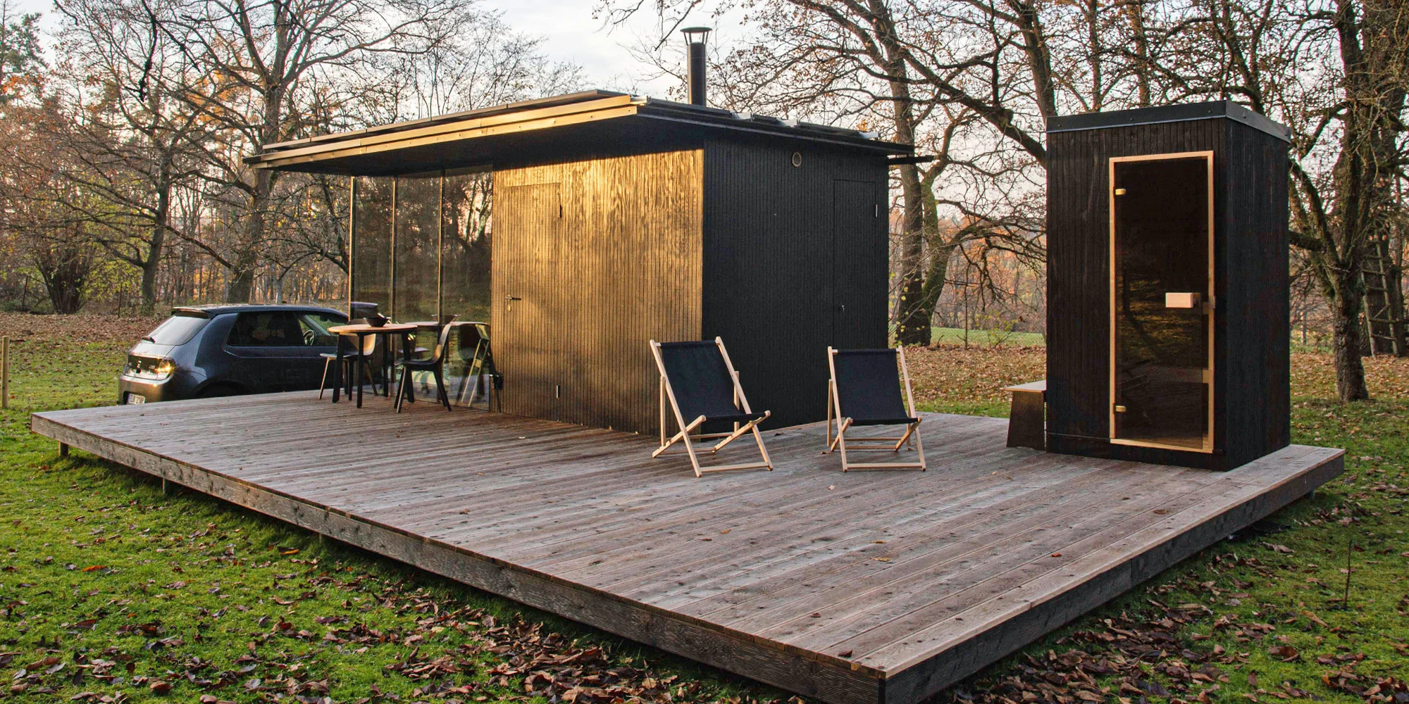 Minimalistický tiny house uprostřed přírody: soukromá sauna i grilovací stůl