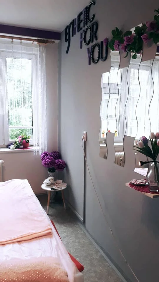 Čištění pleti ultrazvukovou špachtlí či dermabraze na obnovu a zlepšení pokožky