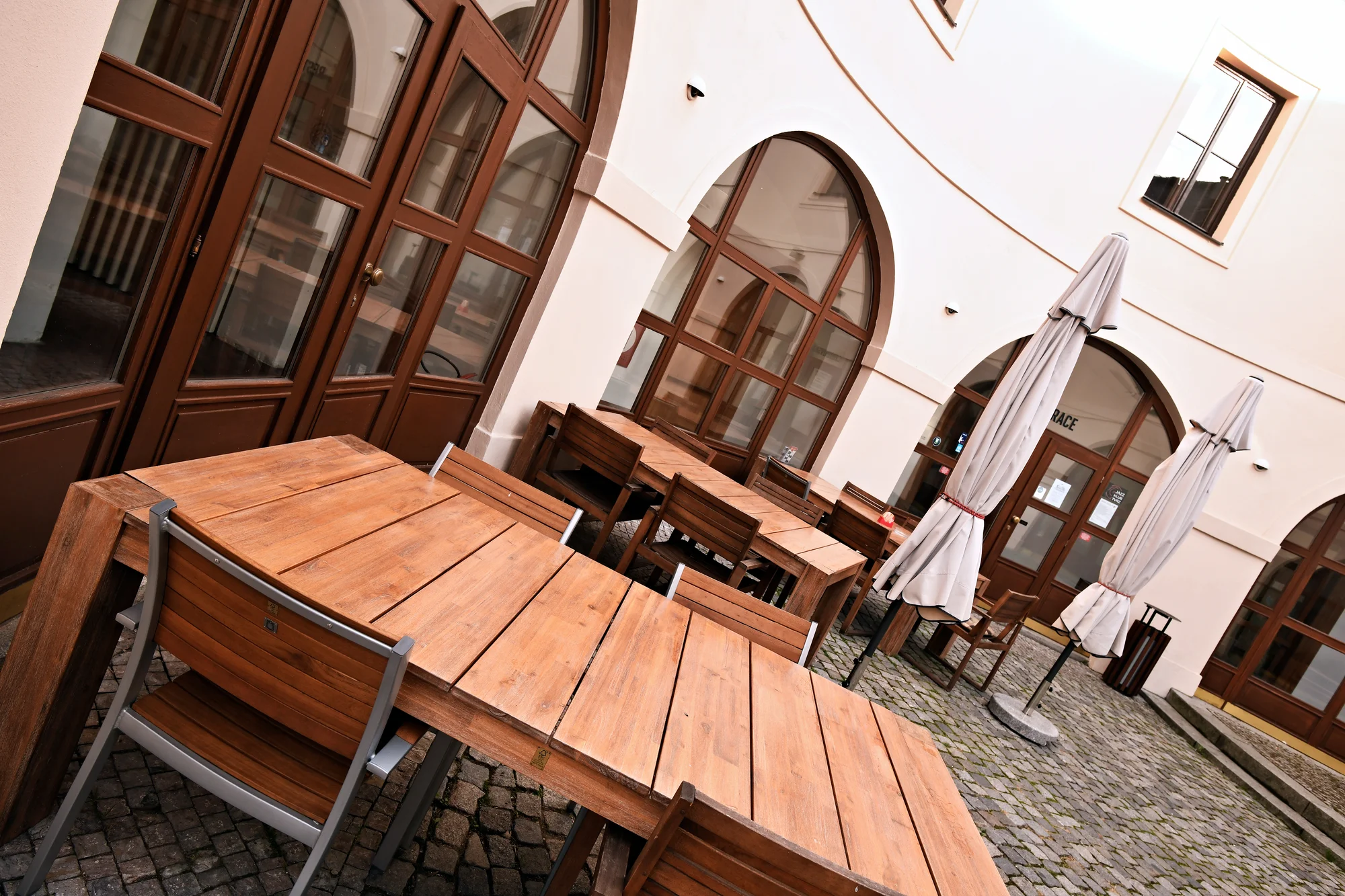 Masová hostina: pečené vepřové koleno nebo žebra s bramborovými dukátky