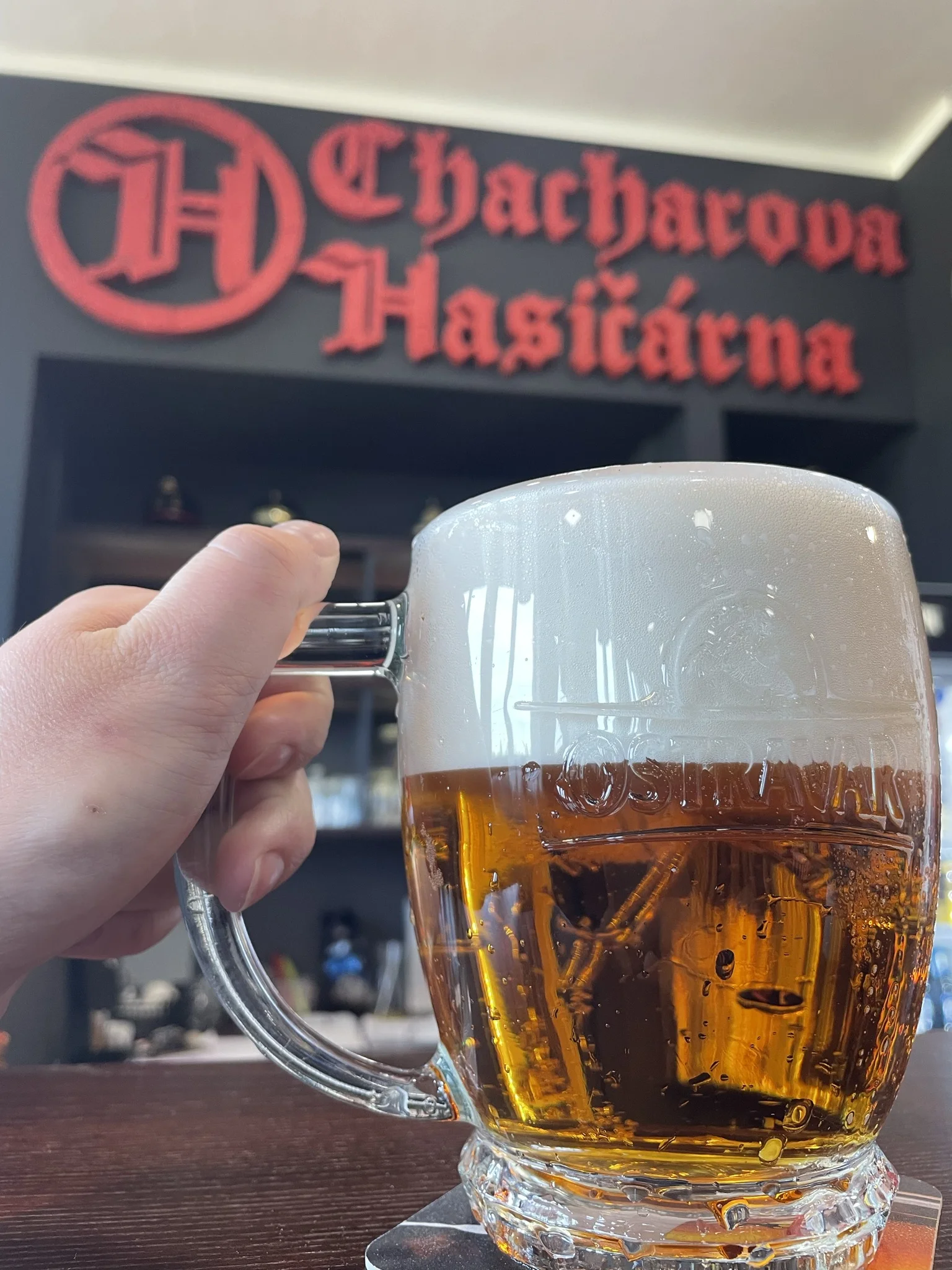 1 nebo 2 pečená kolena v Chacharově hasičárně v Bílovci a k tomu i piva