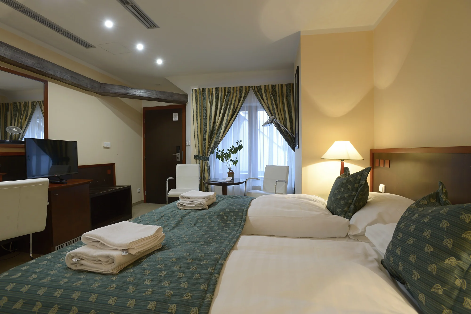 Historický hotel přímo v centru Českého Krumlova: snídaně či polopenze a lahev sektu