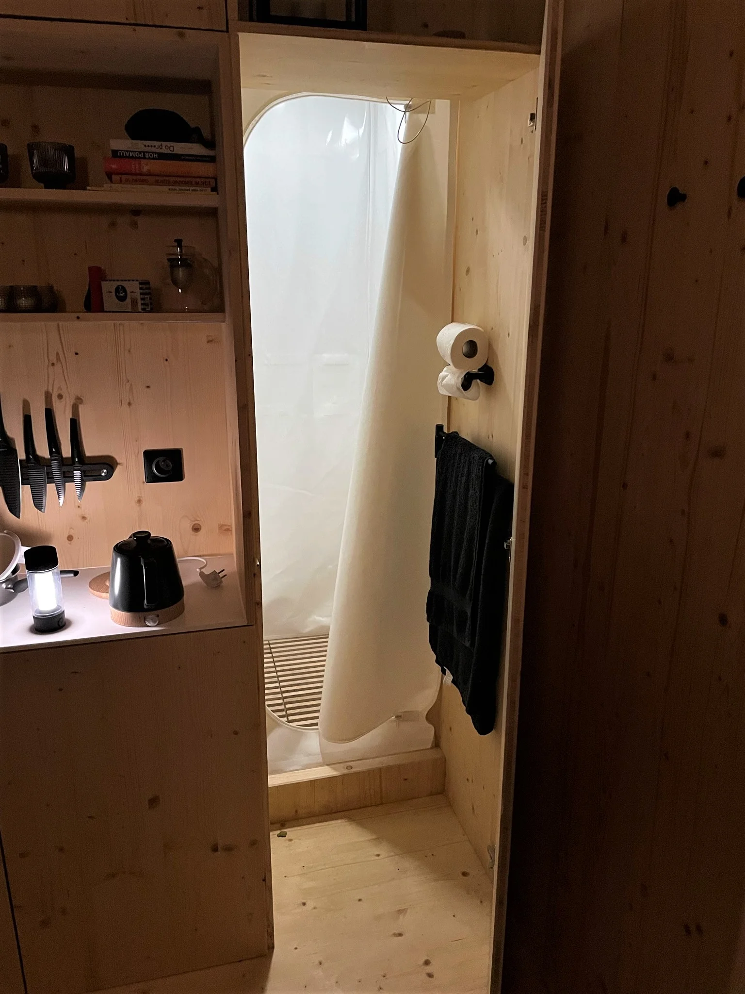 Minimalistický tiny house uprostřed přírody: soukromá sauna i grilovací stůl