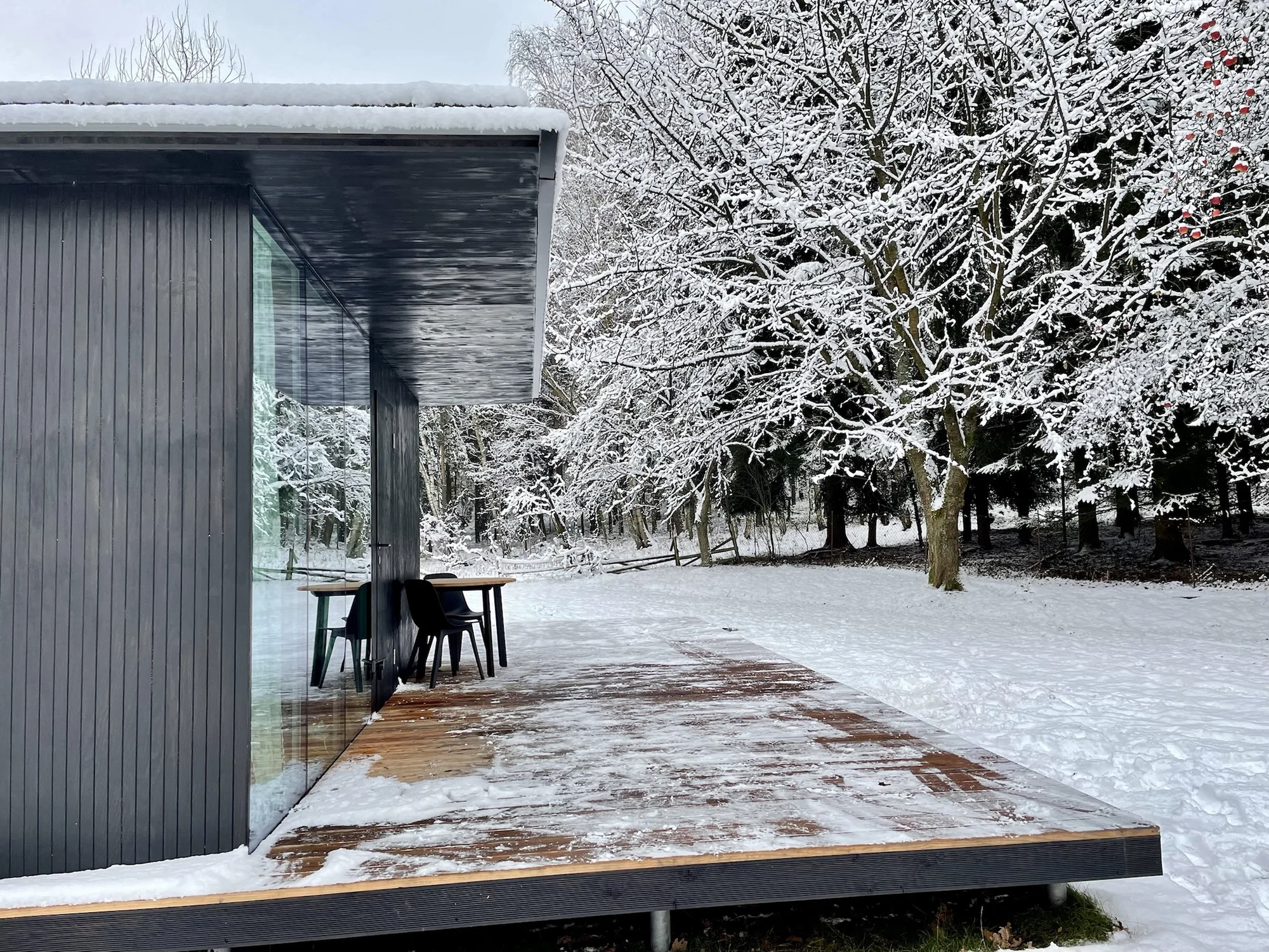 Minimalistický tiny house uprostřed přírody: soukromá sauna i grilovací stůl