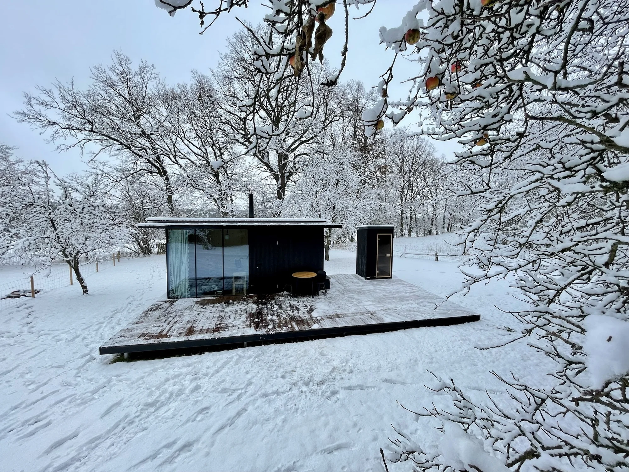 Minimalistický tiny house uprostřed přírody: soukromá sauna i grilovací stůl