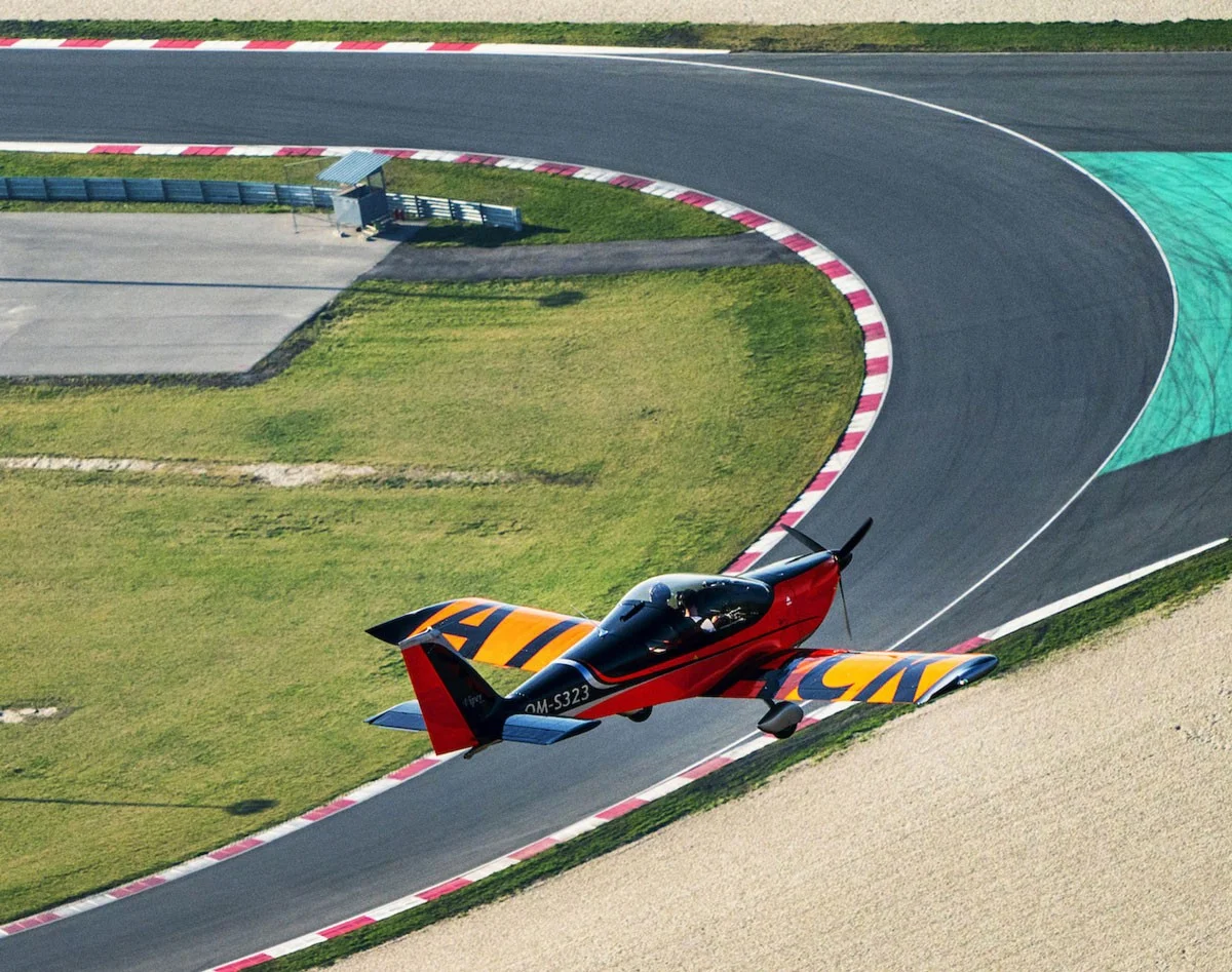 Vzneste se k nebesům: soukromý zážitkový let či pilotování letounu Attack Viper SD4