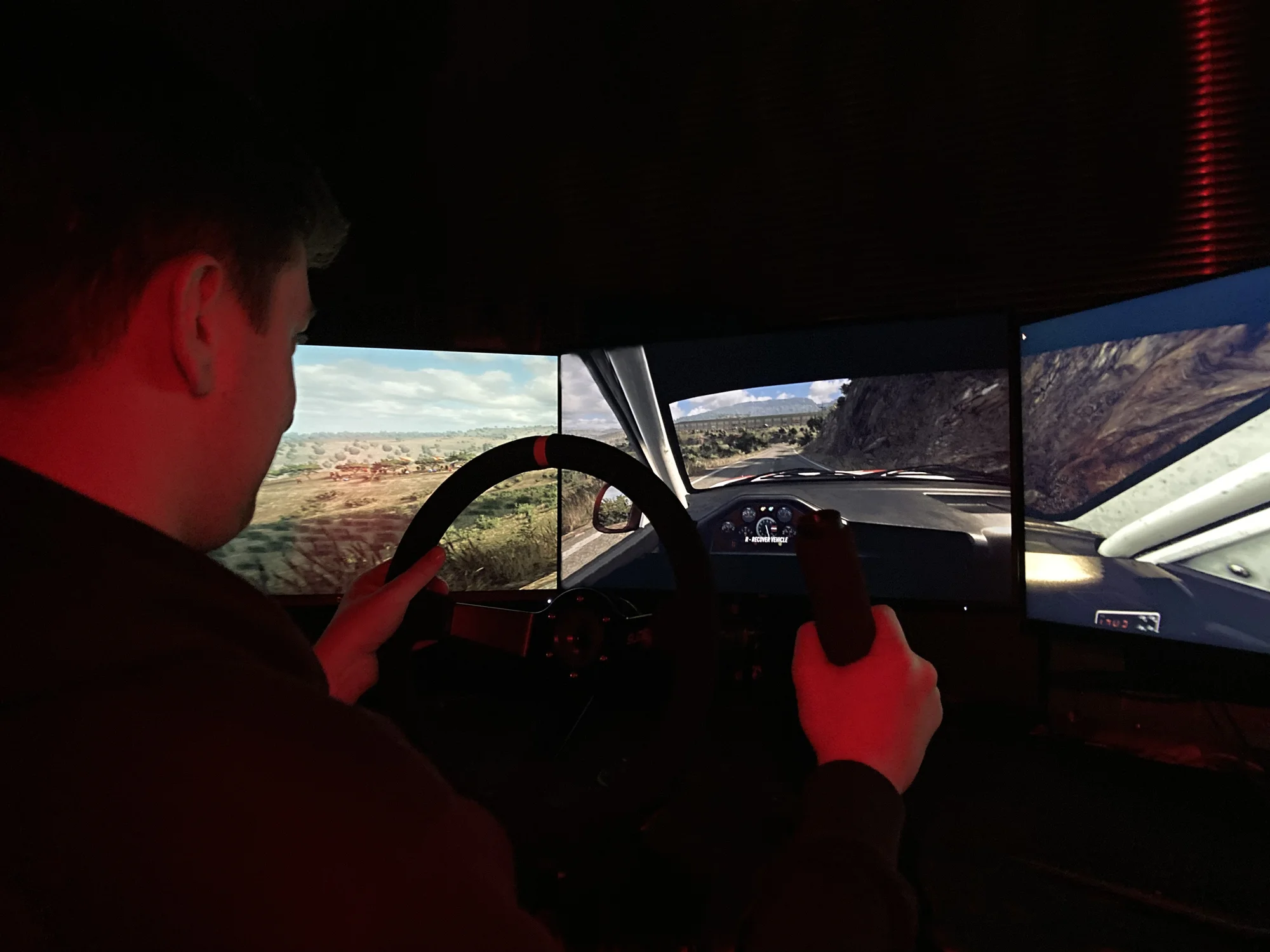 Hodina jízdy na automobilových simulátorech v centru Brna pro 1–4 závodníky