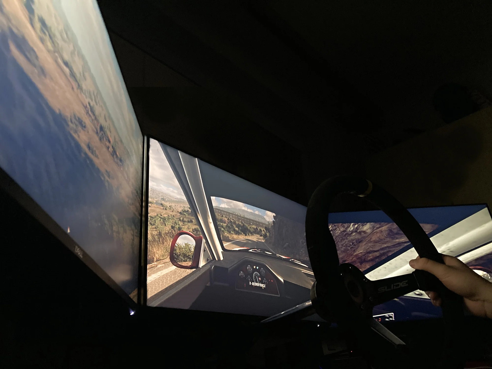 Hodina jízdy na automobilových simulátorech v centru Brna pro 1–4 závodníky
