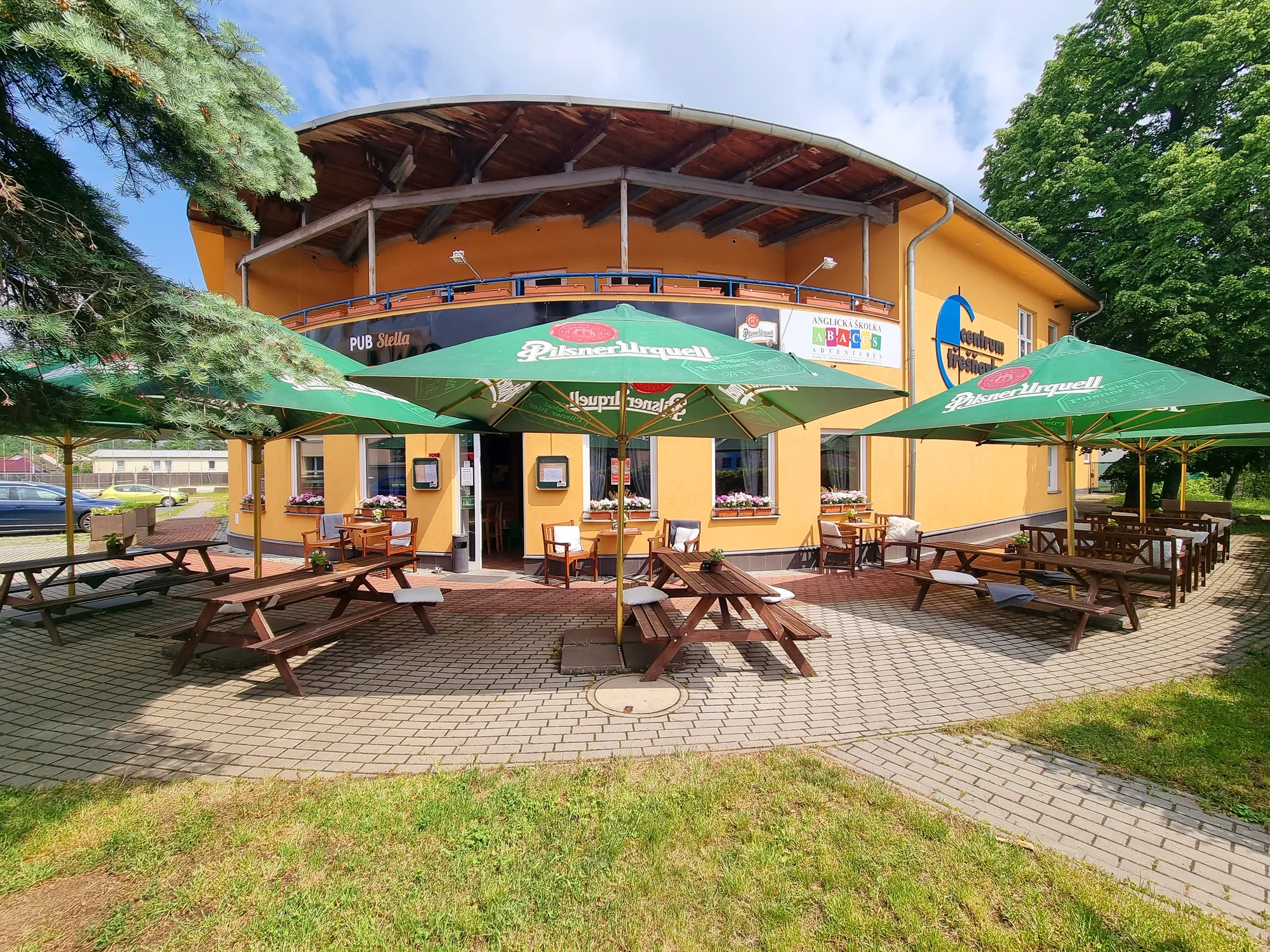 Kilo a půl šťavnatých Buffalo wings, dvoulitrový džbánek piva či limonády a dezert pro dva