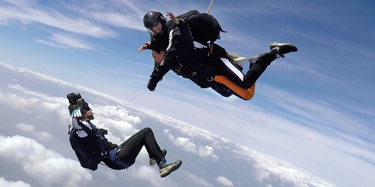 Tandemový seskok s profesionálním instruktorem z garantované výšky 3000 m nad terénem
