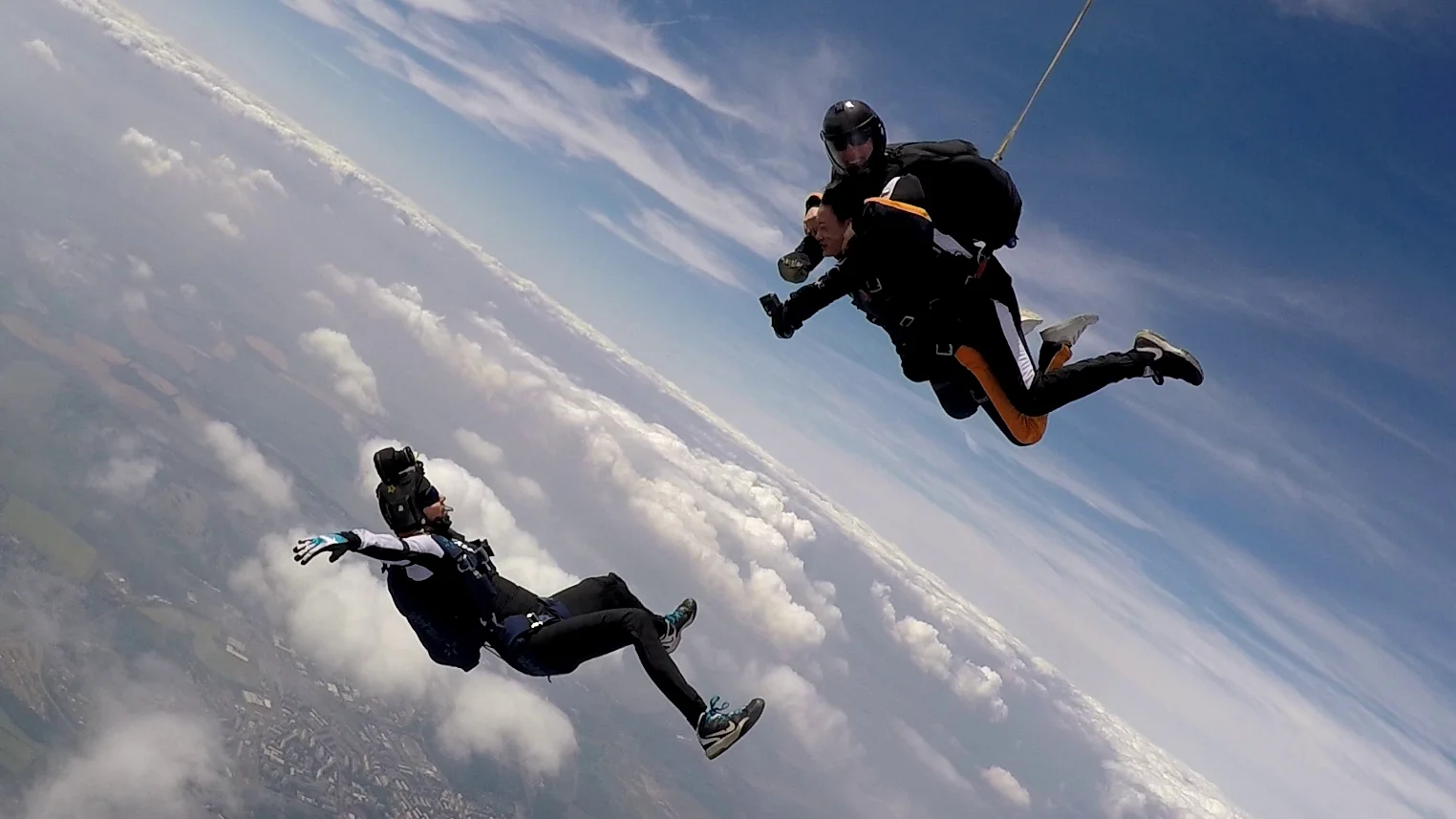 Tandemový seskok s profesionálním instruktorem z garantované výšky 3000 m nad terénem