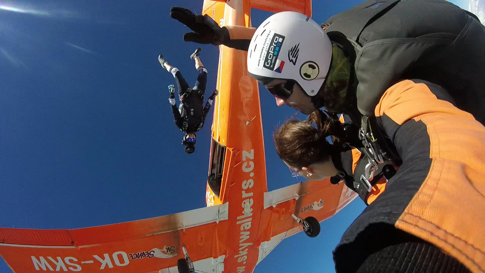Tandemový seskok s profesionálním instruktorem z garantované výšky 3000 m nad terénem