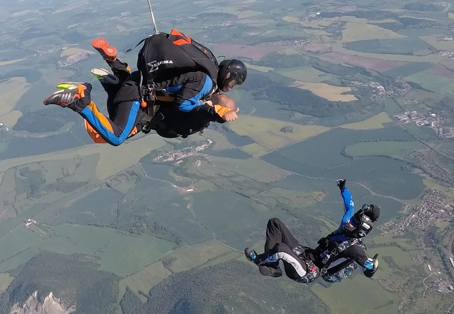 Tandemový seskok s profesionálním instruktorem z garantované výšky 3000 m nad terénem