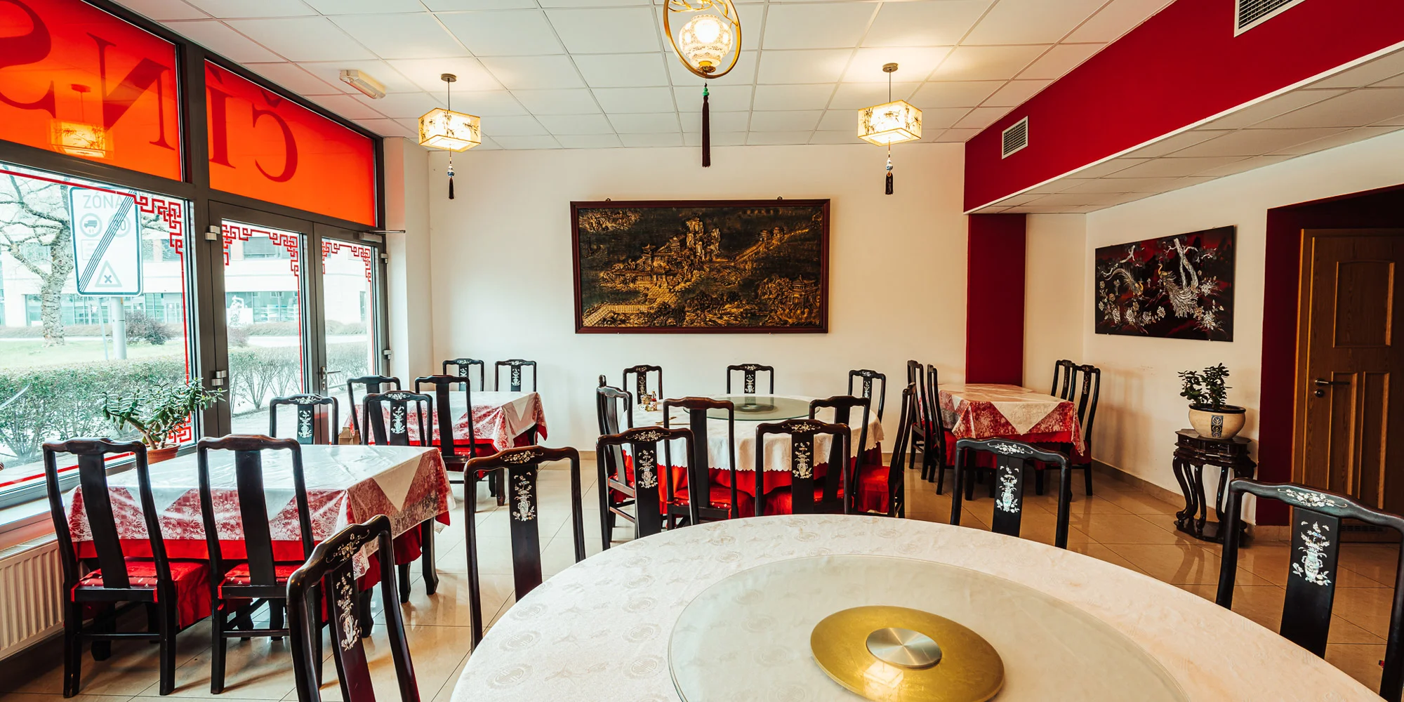 Degustační menu v čínské restauraci pro 2–6 osob: polévka, salát, několik hlavních chodů i dezerty