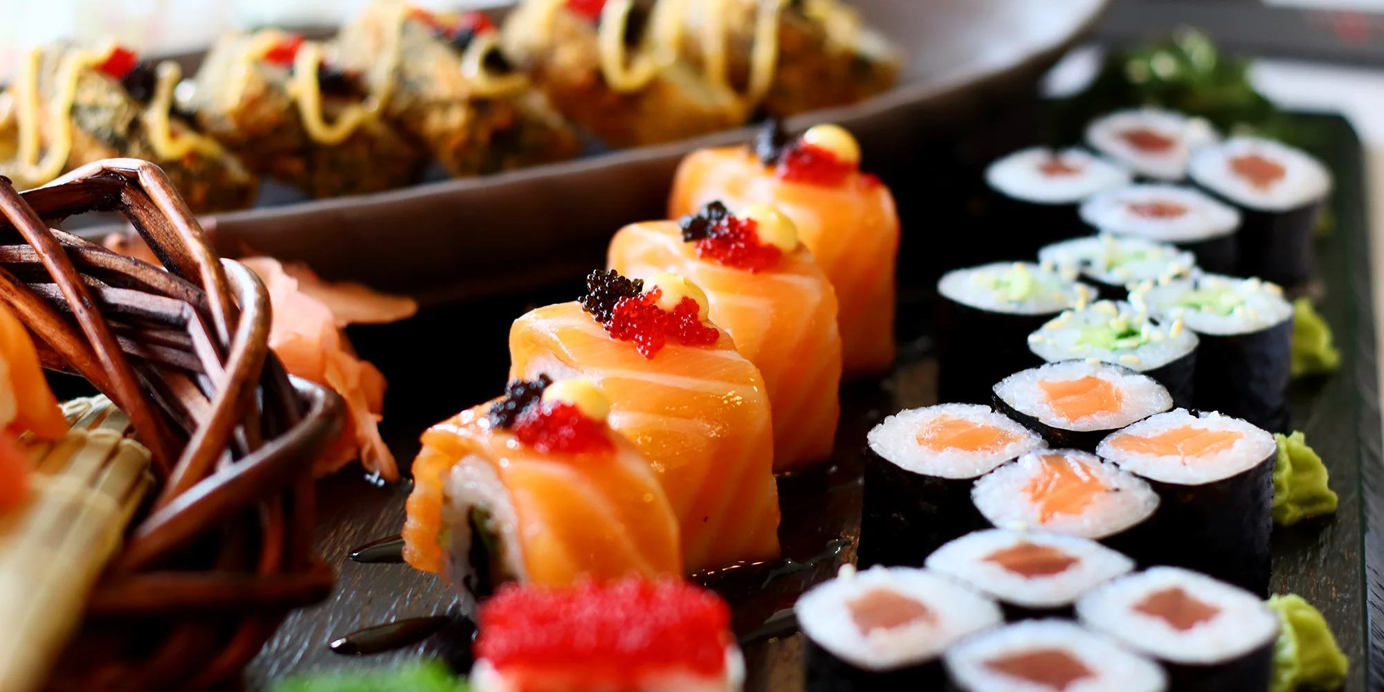 Sushi sety se 40–56 kousky: maki, nigiri, tempura i speciální smažené rolky