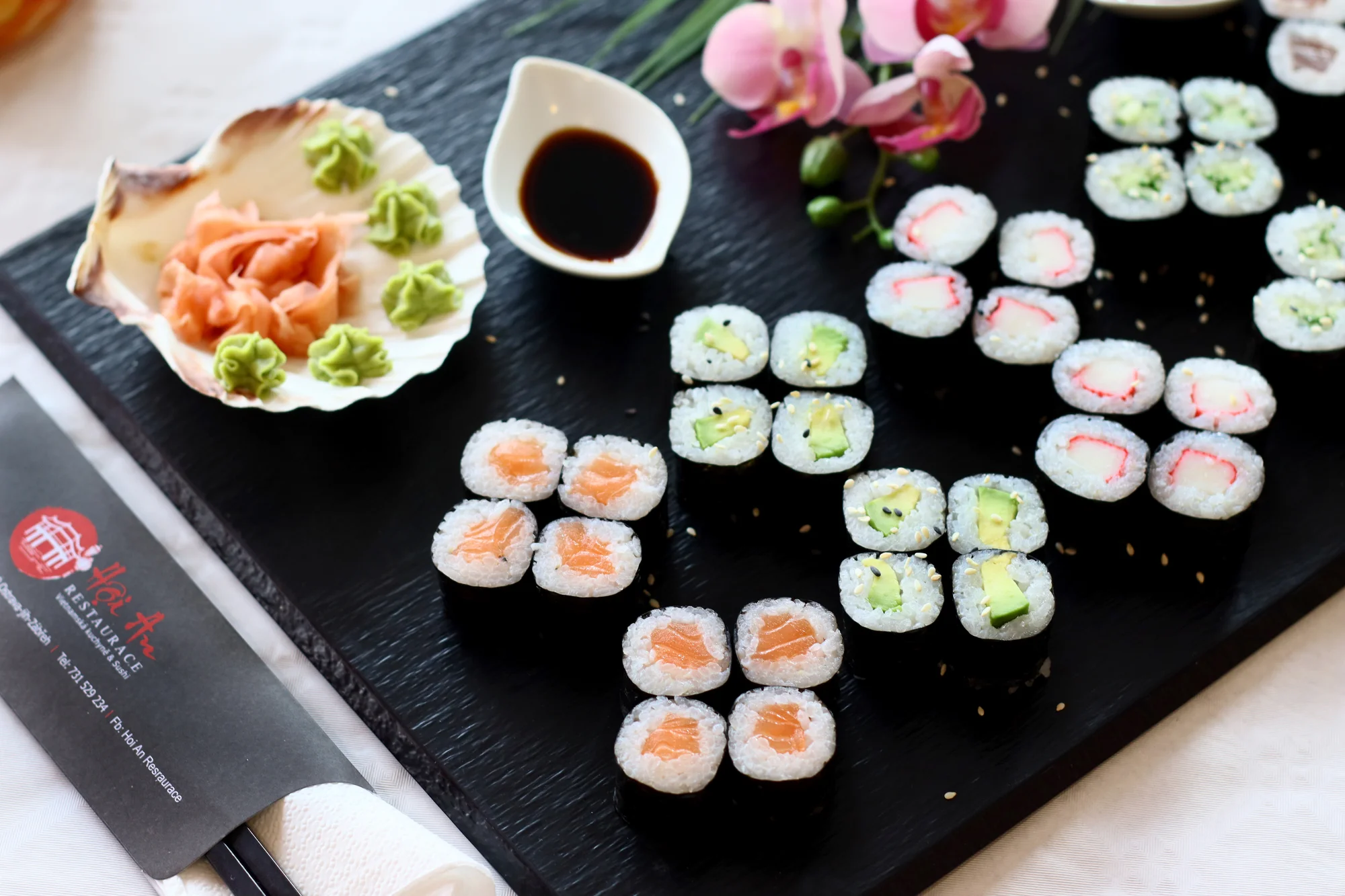 Sushi sety se 40–56 kousky: maki, nigiri, tempura i speciální smažené rolky
