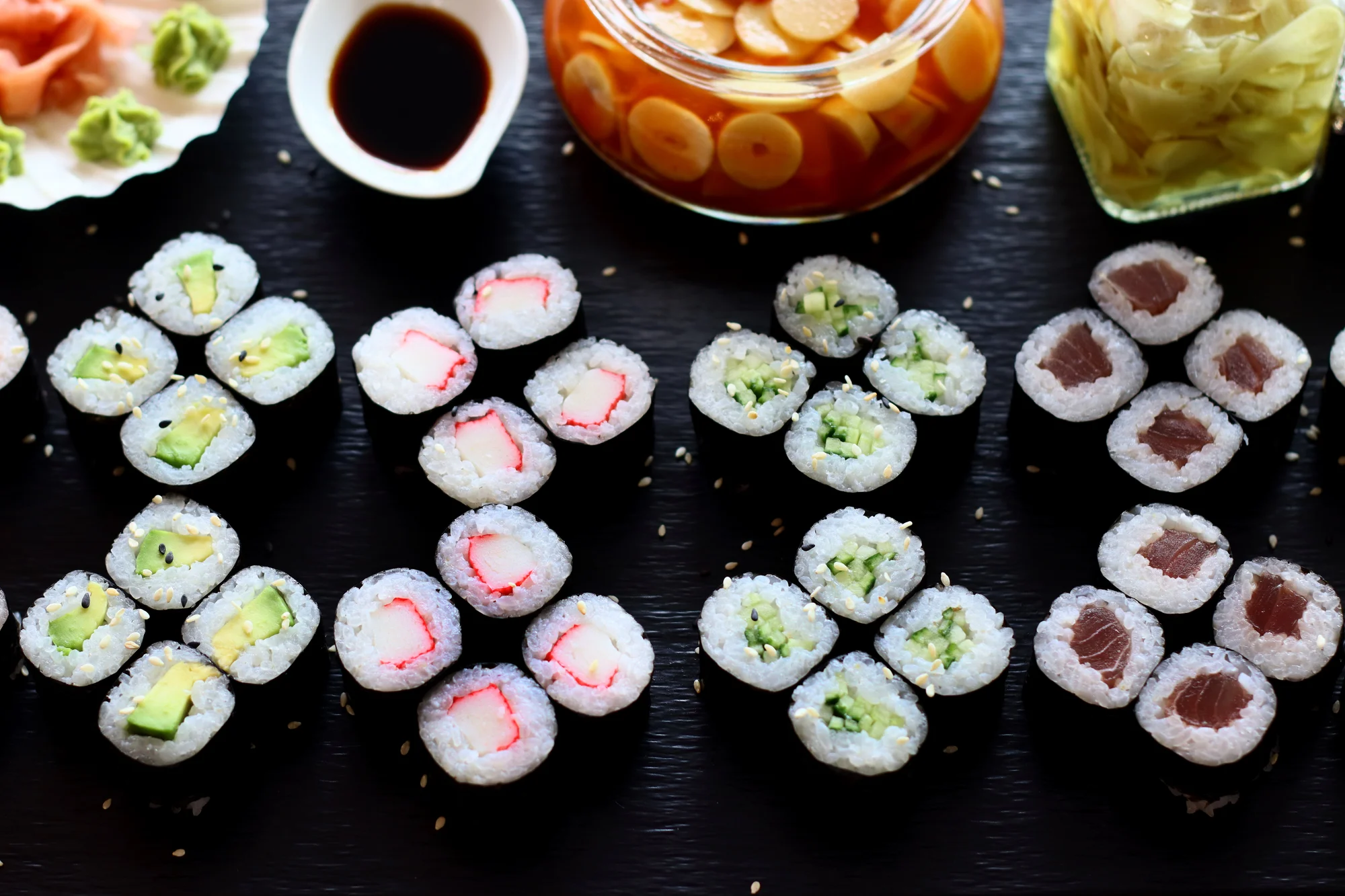 Sushi sety se 40–56 kousky: maki, nigiri, tempura i speciální smažené rolky