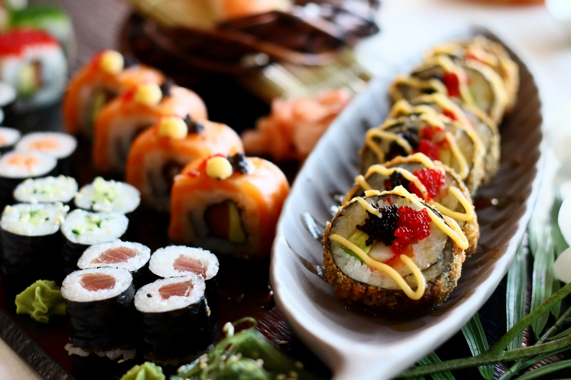 Sushi sety se 40–56 kousky: maki, nigiri, tempura i speciální smažené rolky