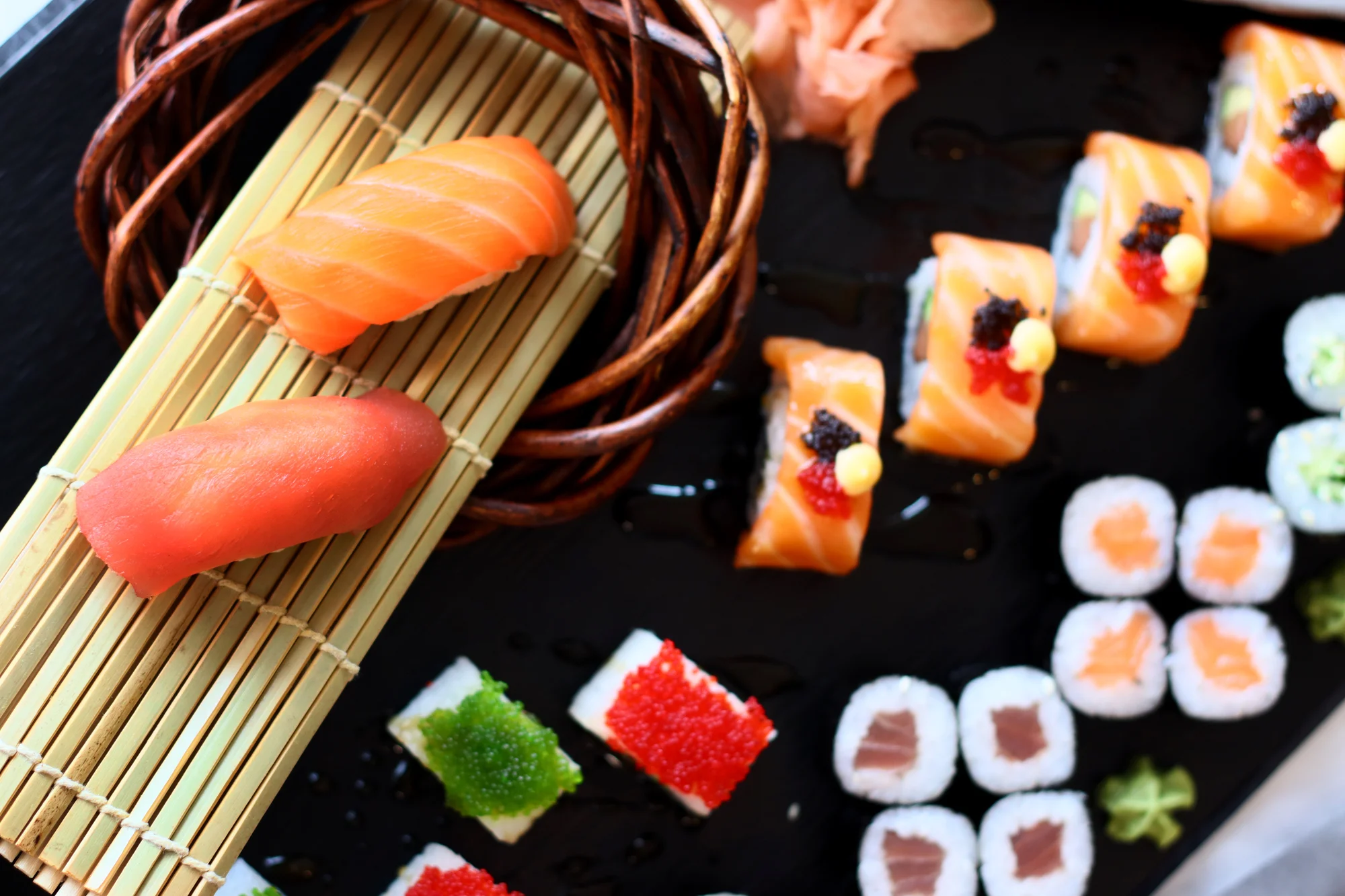 Sushi sety se 40–56 kousky: maki, nigiri, tempura i speciální smažené rolky