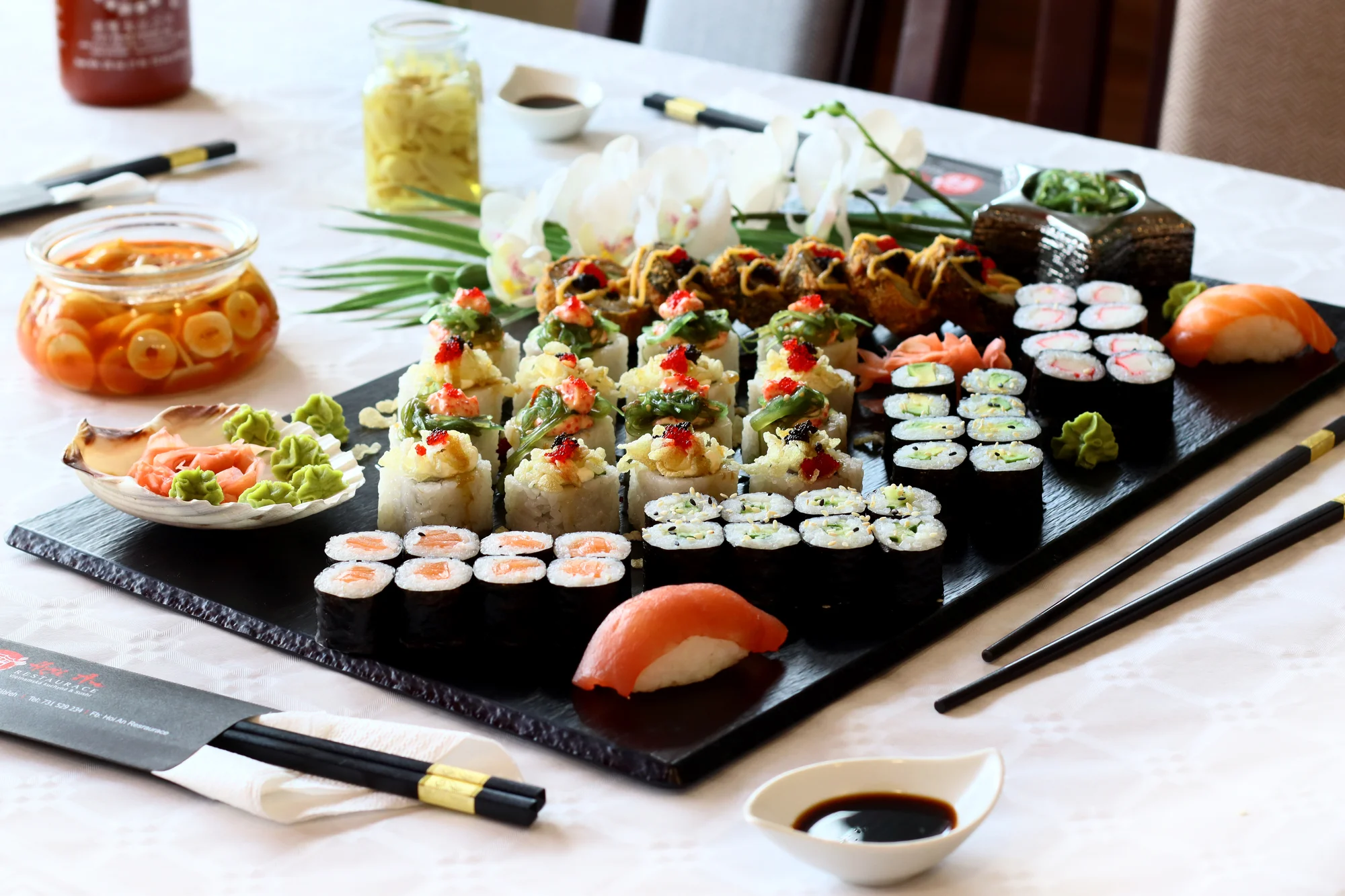 Sushi sety se 40–56 kousky: maki, nigiri, tempura i speciální smažené rolky