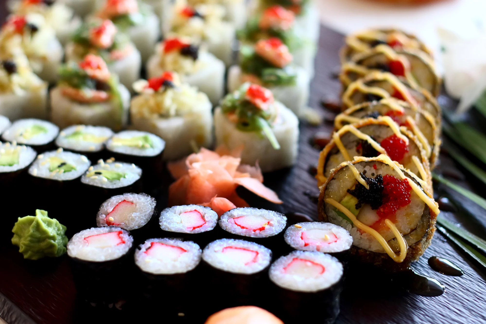 Sushi sety se 40–56 kousky: maki, nigiri, tempura i speciální smažené rolky