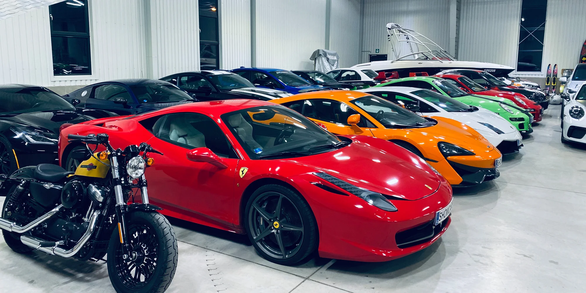 Dárkové poukazy na adrenalinové aktivity Showcars: supersporty, velký okruh, polygony