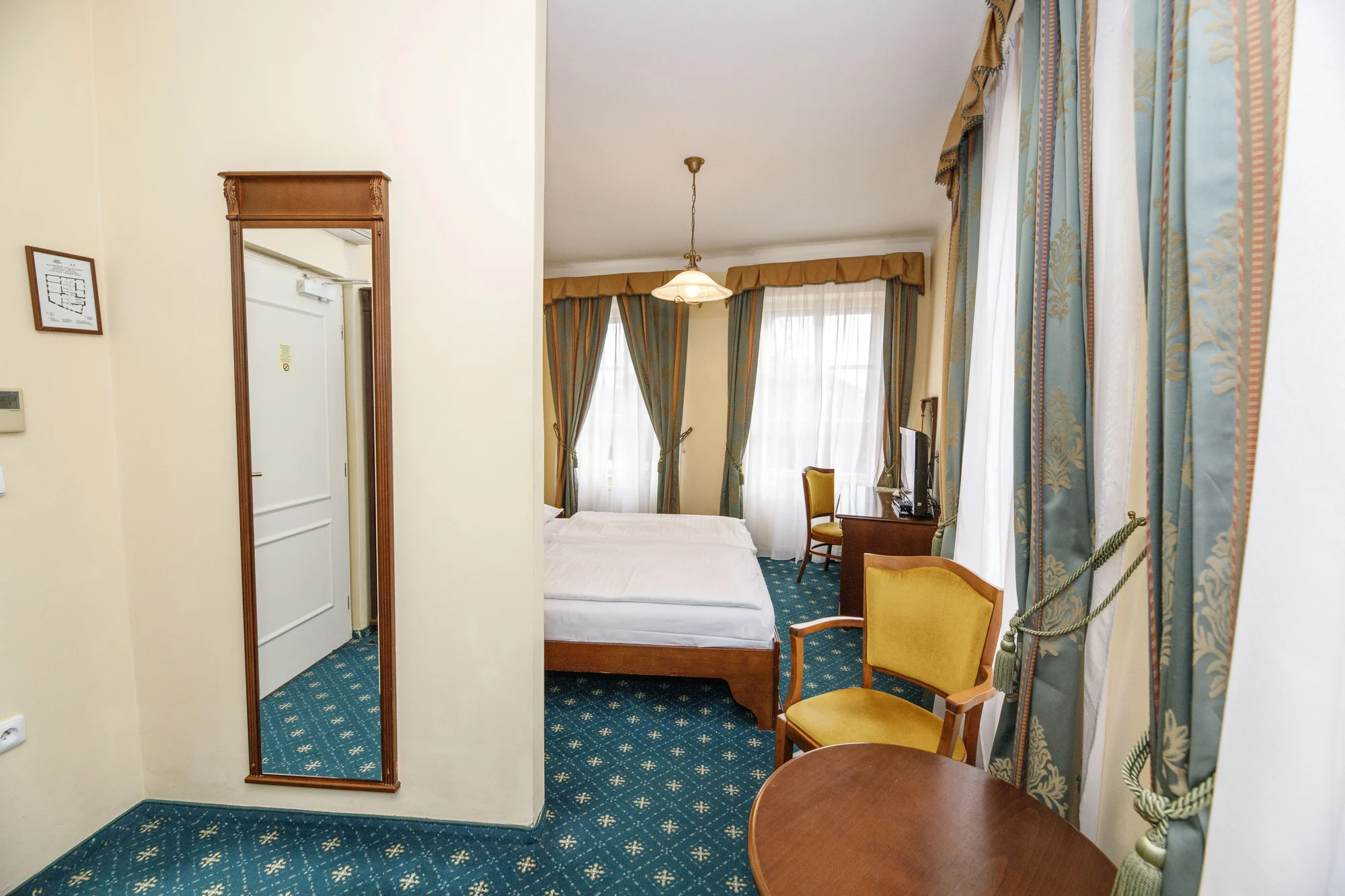 Ubytování v samém srdci Prahy se snídaní: hotel přímo u Čertovky a Karlova mostu