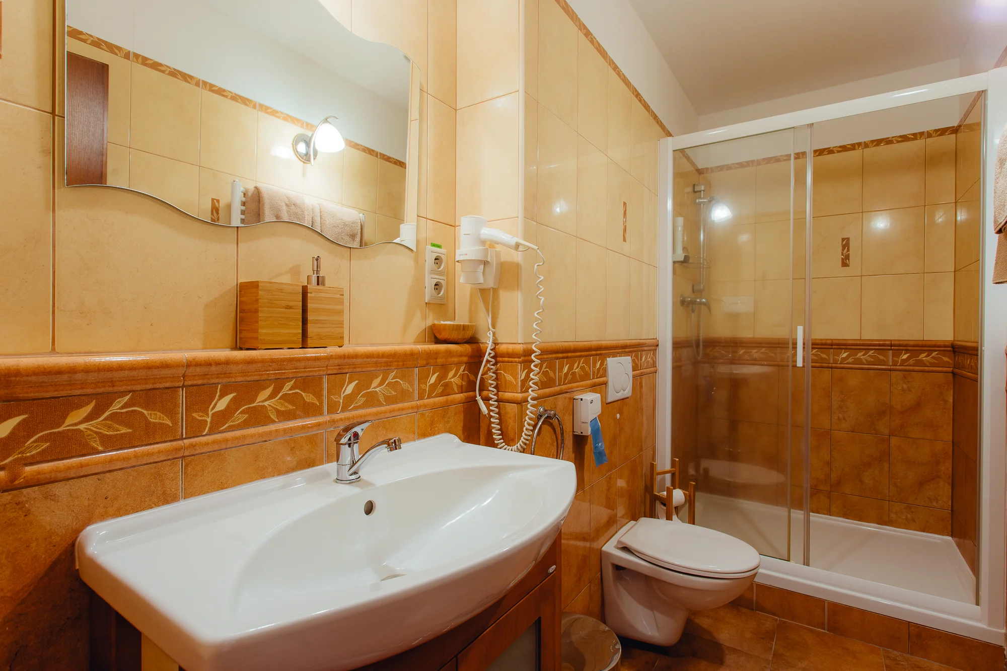 Pobyt ve 3* hotelu v Bojnicích kousek od zámku: snídaně i láhev vína