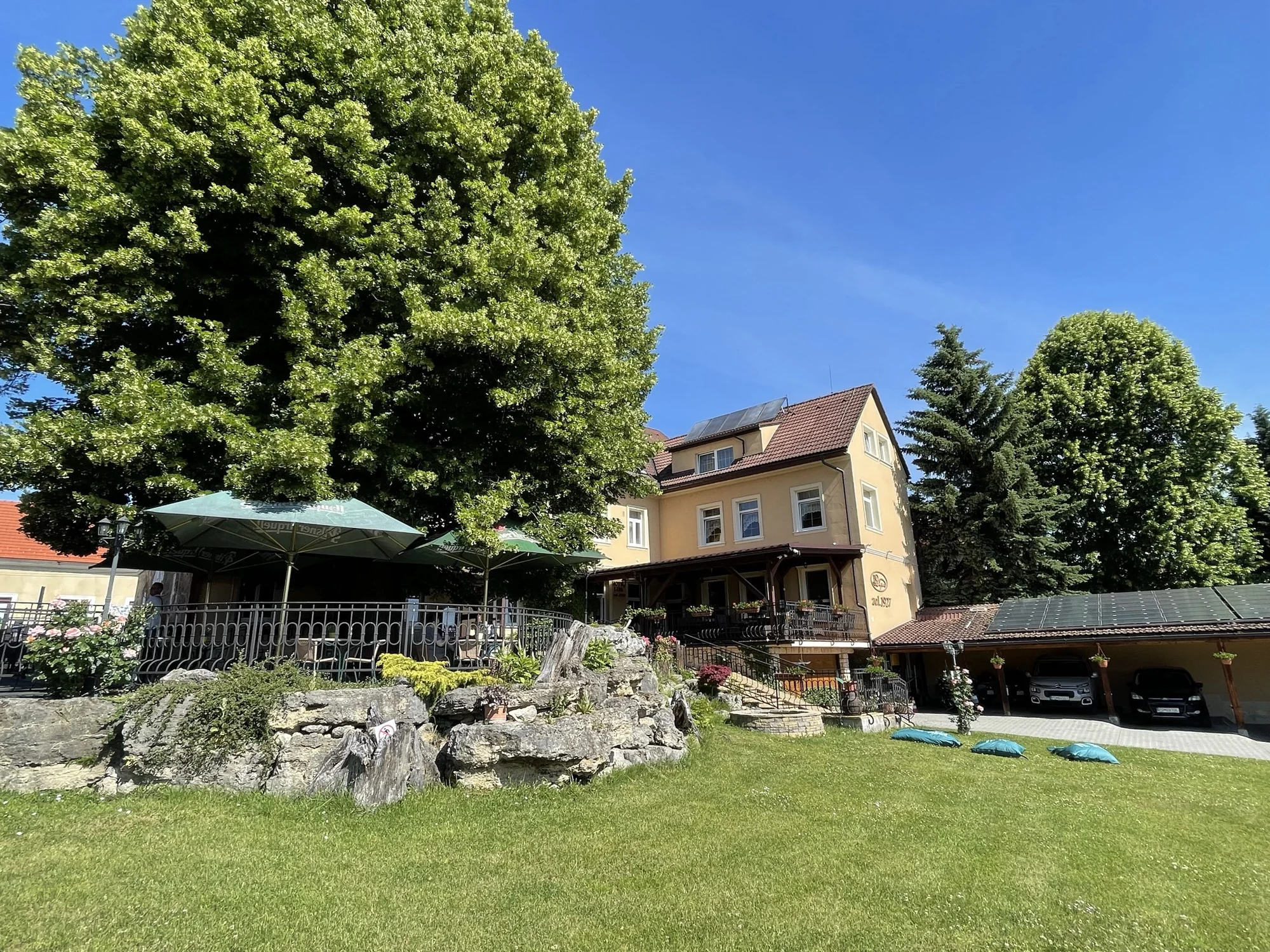 Pobyt ve 3* hotelu v Bojnicích kousek od zámku: snídaně i láhev vína