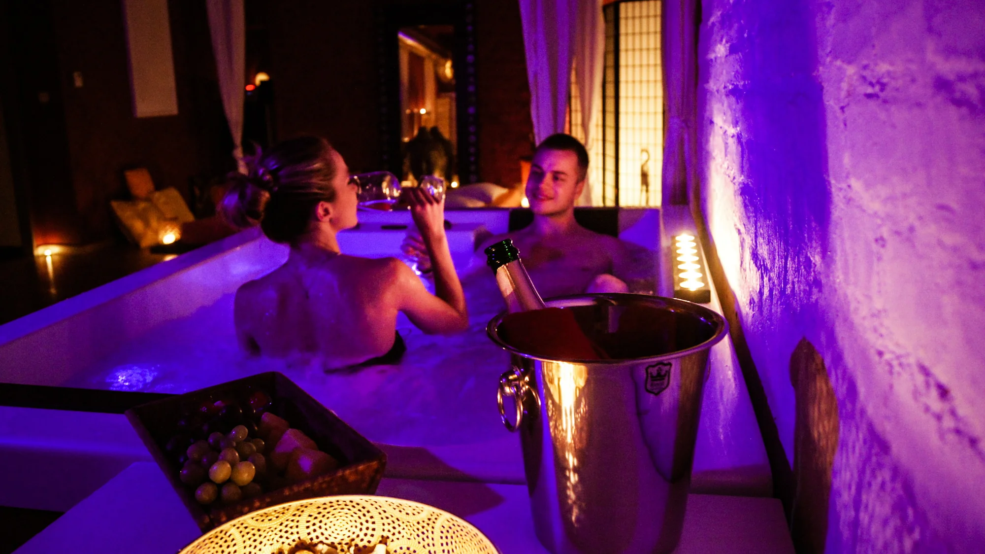 Romantika v soukromí: 60 až 150 min. relaxu v hydromasážní vaně s ovocem a sektem