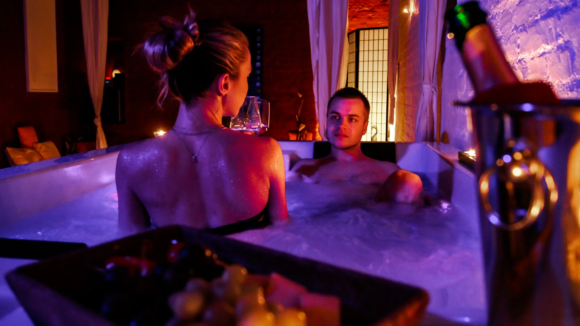 Privátní relax v hydromasážní vaně a infrasauně na 60–240 min. i romantický balíček na celou noc