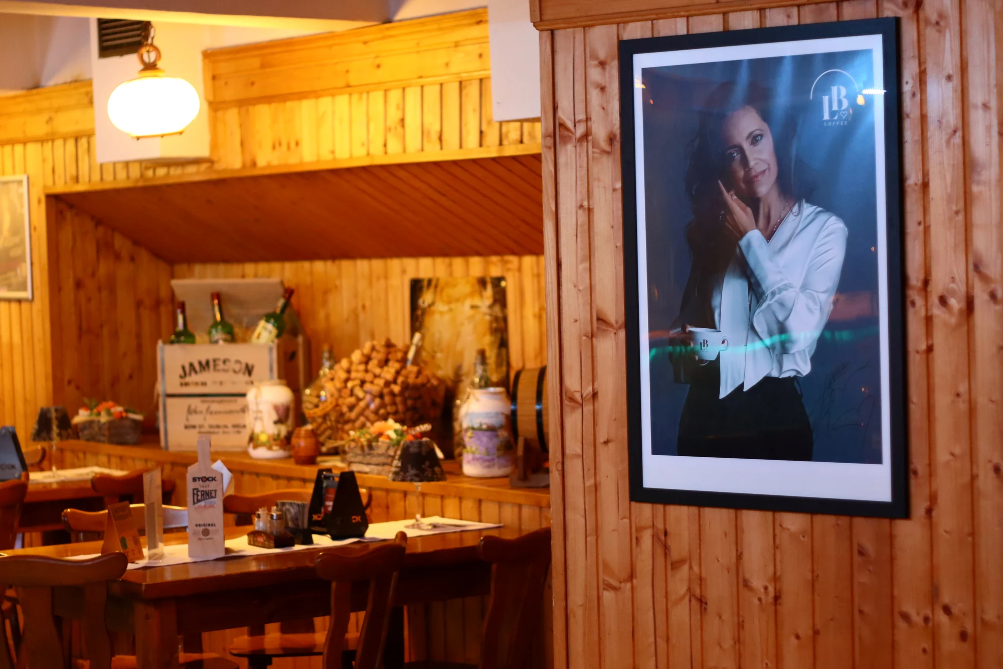 Pořádná hostina: pečené vepřové koleno s přílohami i dvěma pivy