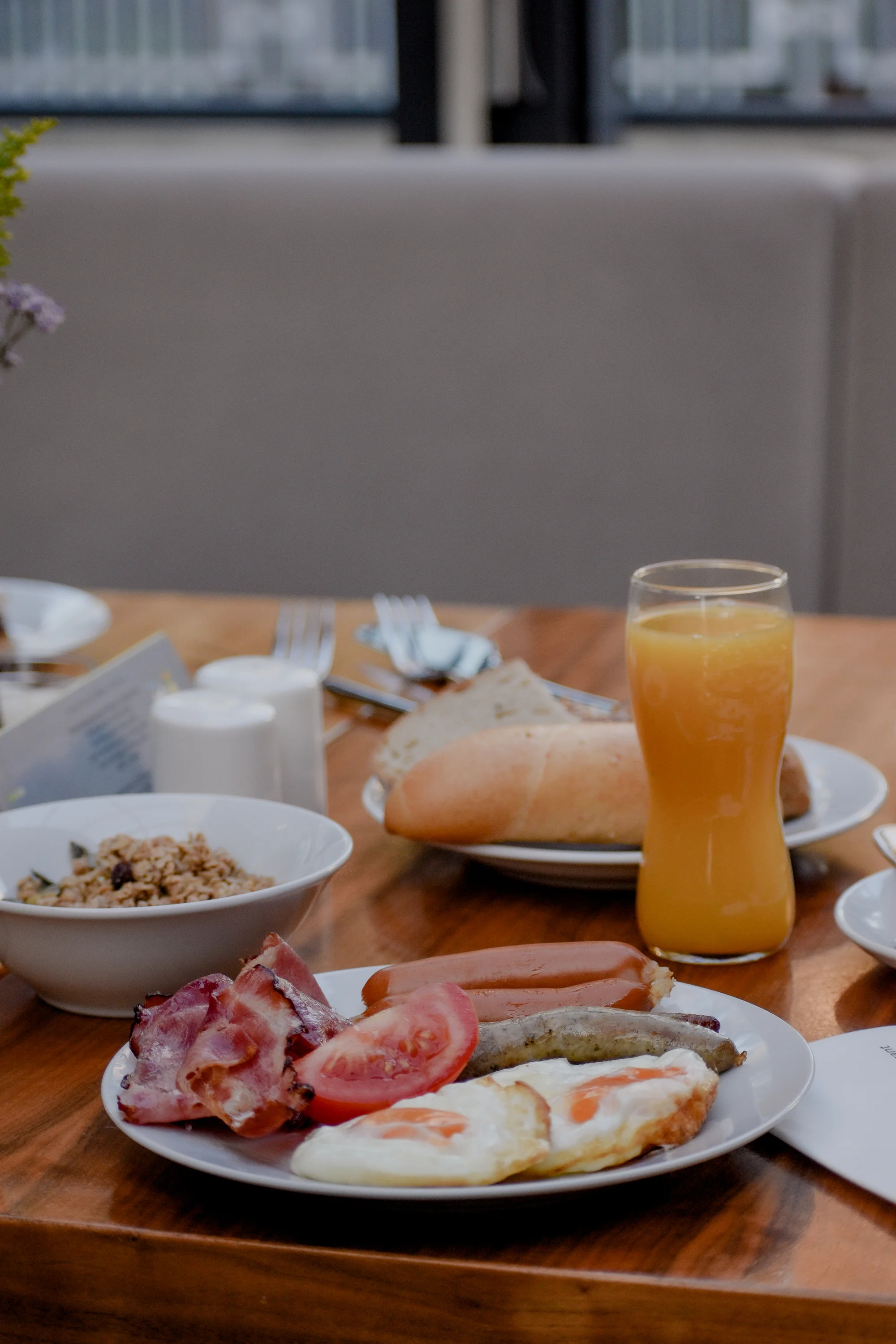 Neomezená snídaně v Holešovicích pro 1 i 2 osoby: ovoce a zelenina, müsli, uzeniny, vajíčka, káva i džusy