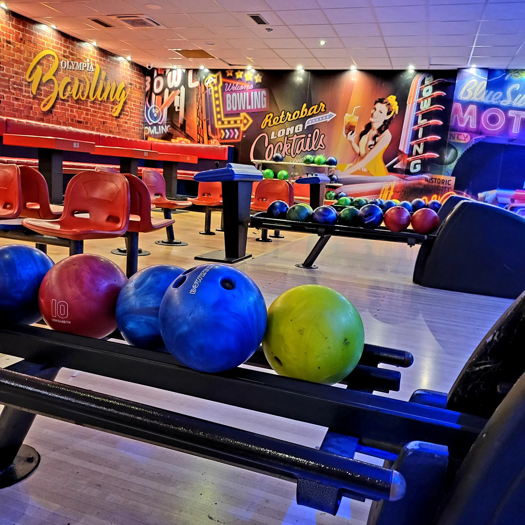 Retro bowling: 2 hod. až pro 8 hráčů vč. zapůjčení bot i 1 kg kuřecích řízečků