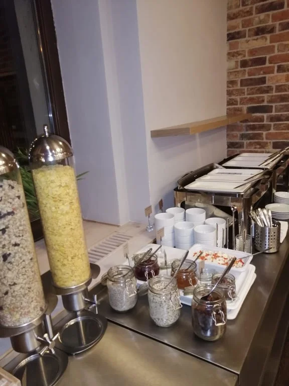 Neomezená snídaně v Holešovicích pro 1 i 2 osoby: ovoce a zelenina, müsli, uzeniny, vajíčka, káva i džusy