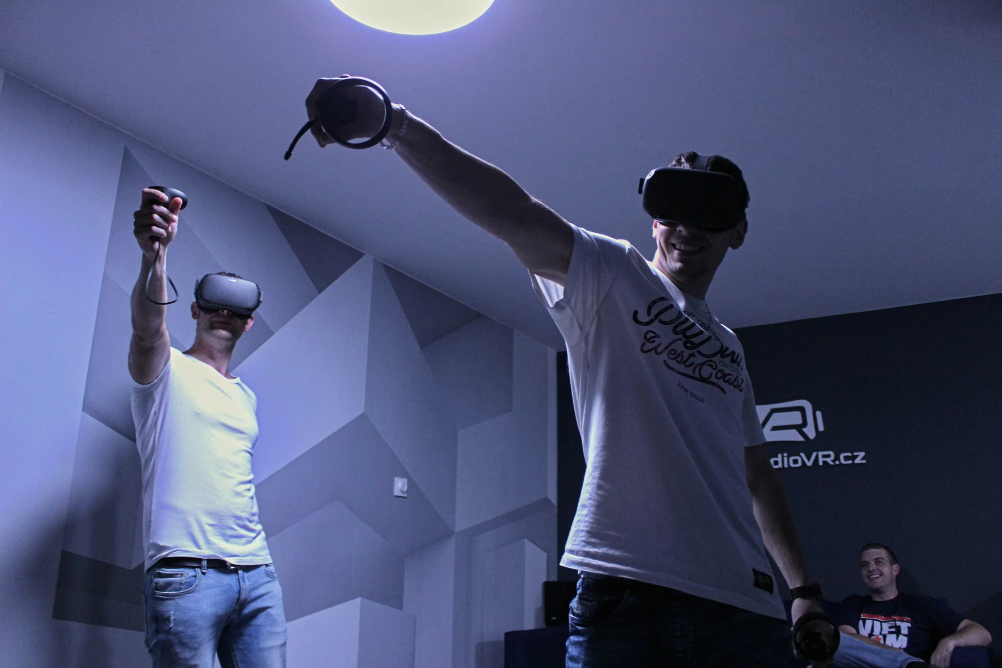Závodní dráha i vesmír: 60 minut až 5 hodin ve studiu virtuální reality