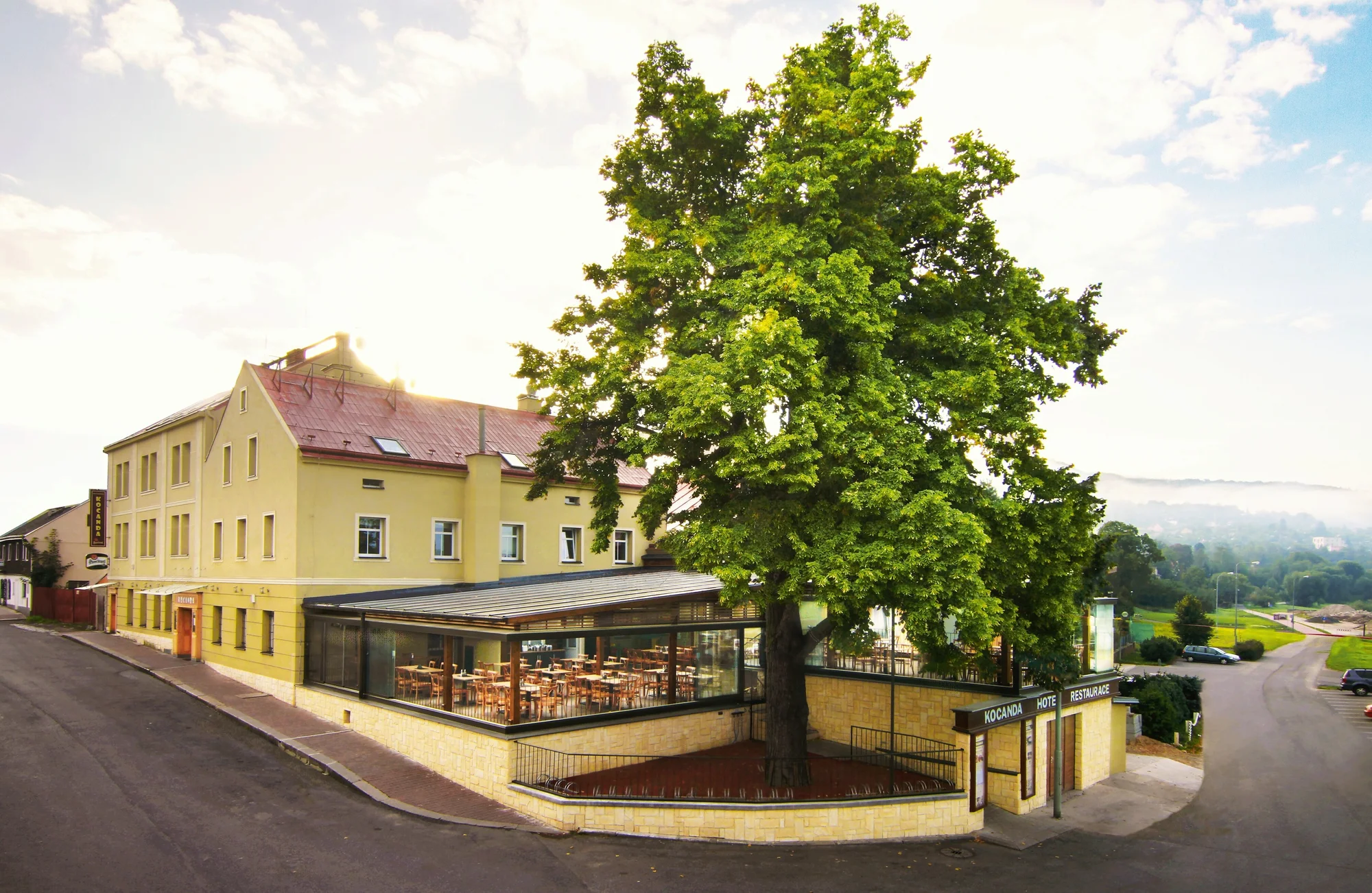 Pečené koleno s chlebem, cibulí, křenem, hořčicí a pivem Pilsner Urquell nebo Birell