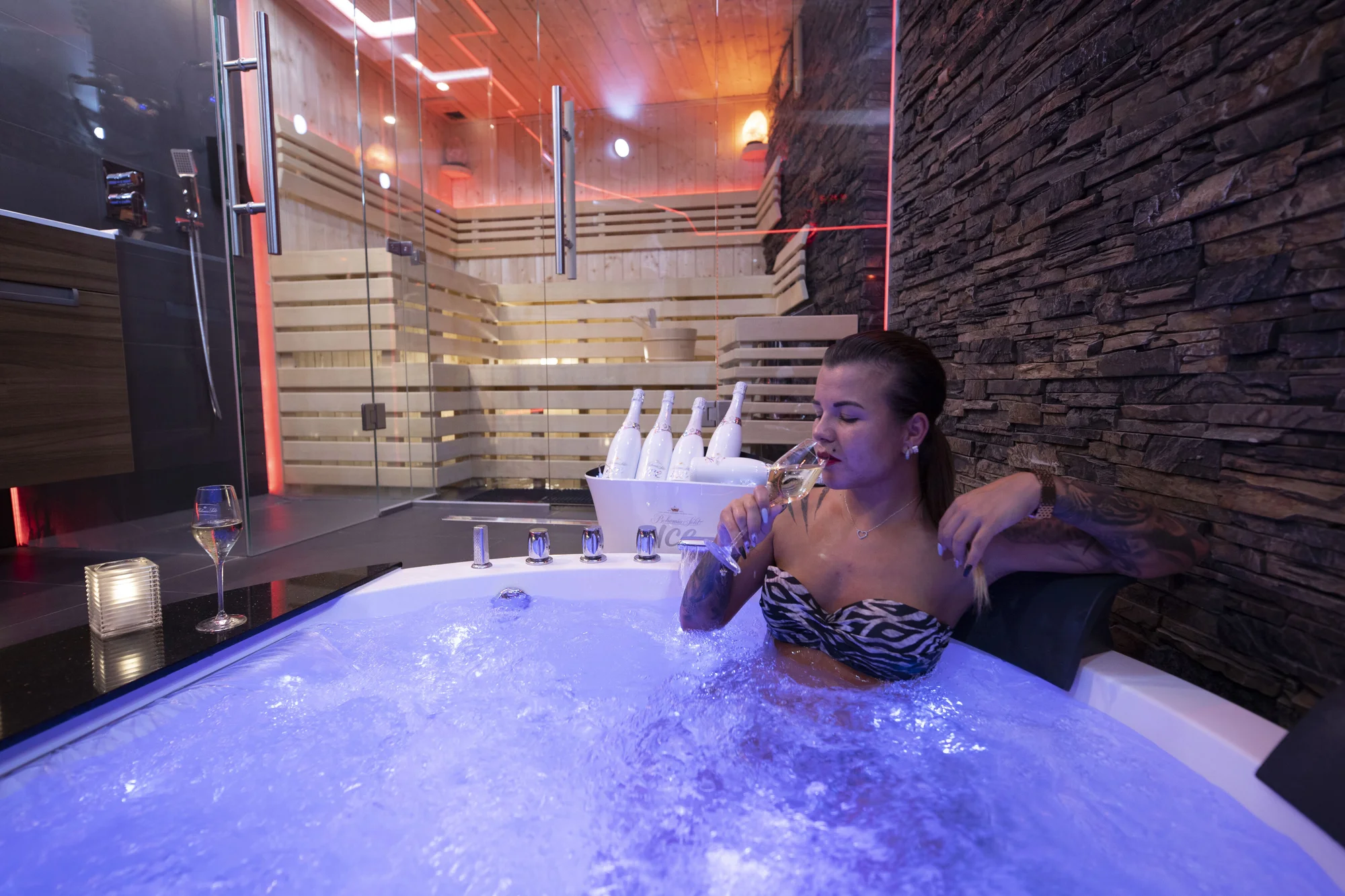 Relax v privátním wellness ve dnech neděle–čtvrtek: 60 nebo 90 min. a sekt či šampaňské