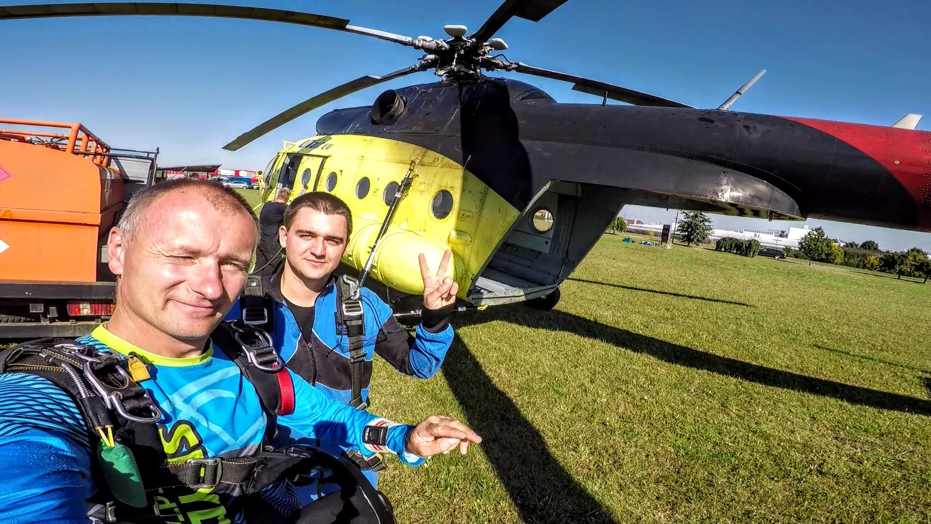 Adrenalin v oblacích: tandemový seskok s videozáznamem pro 1 osobu
