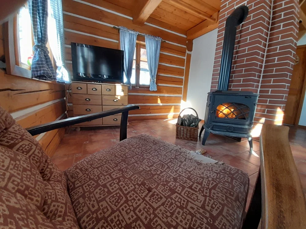 Stylová roubenka u Adršpachu až pro 8 osob: vybavená kuchyňka, kamna a výlety