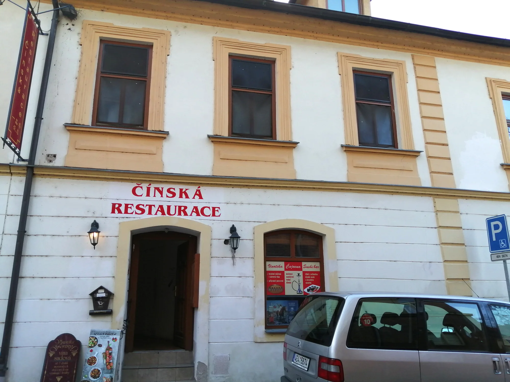 Sushi sety: 24 nebo 36 rolek s lososem, avokádem i chobotnicí