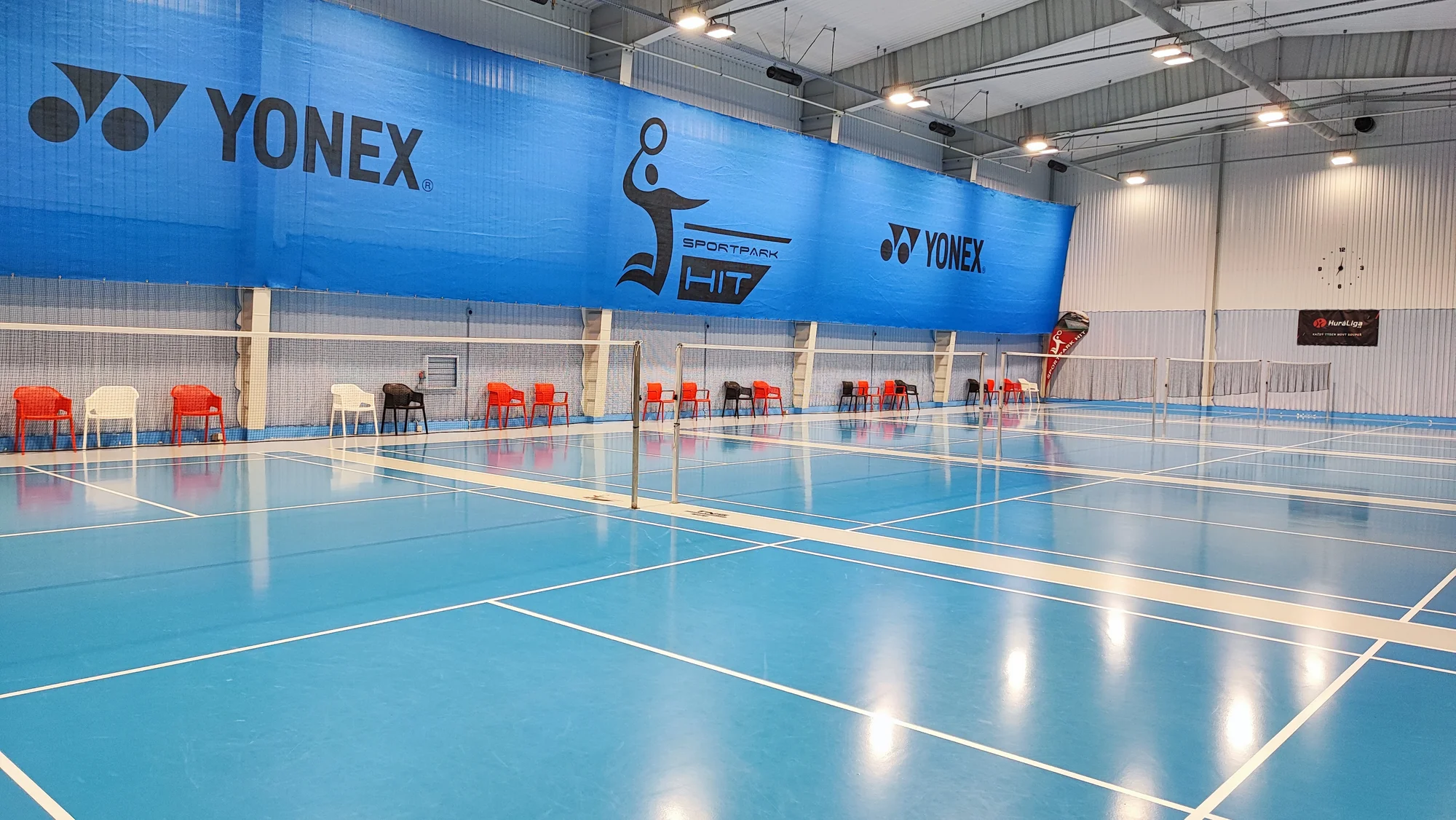 Dopolední badminton v klimatizované hale pro dva se zapůjčením raket i míčku