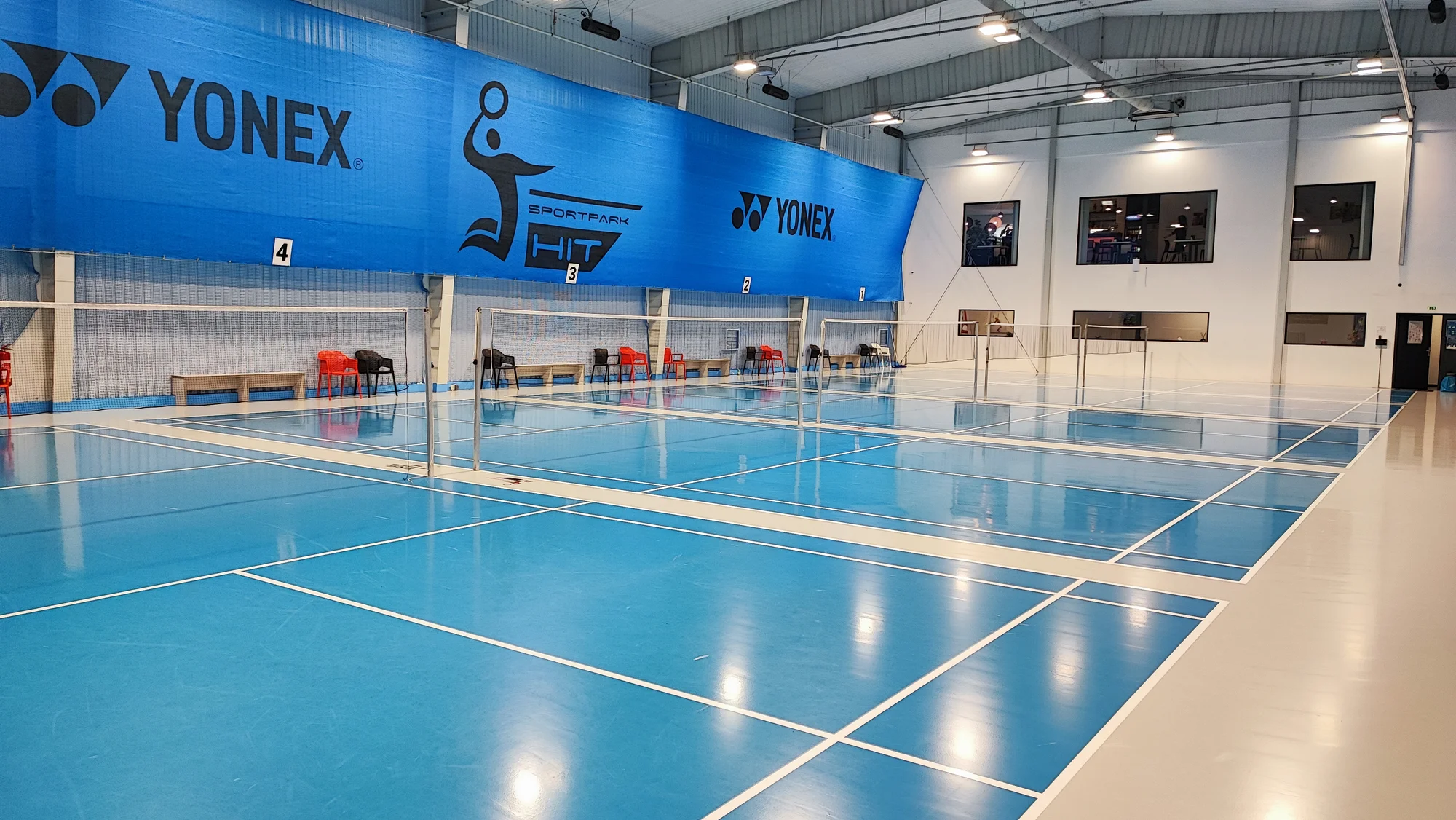 Dopolední badminton v klimatizované hale pro dva se zapůjčením raket i míčku