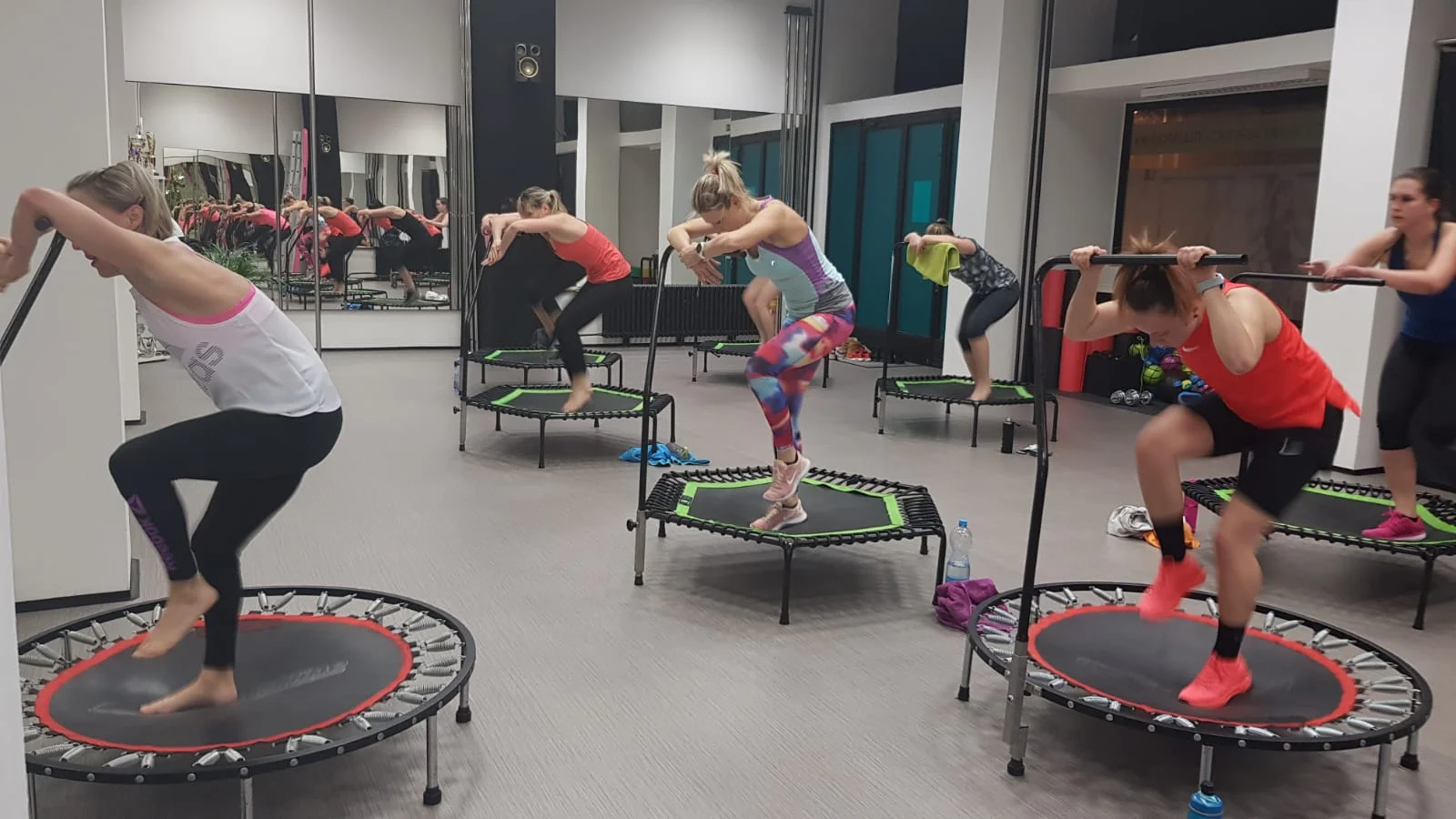 Zábavné cvičení: bungee fitness, pole dance, trampolínky nebo kangoo jumping