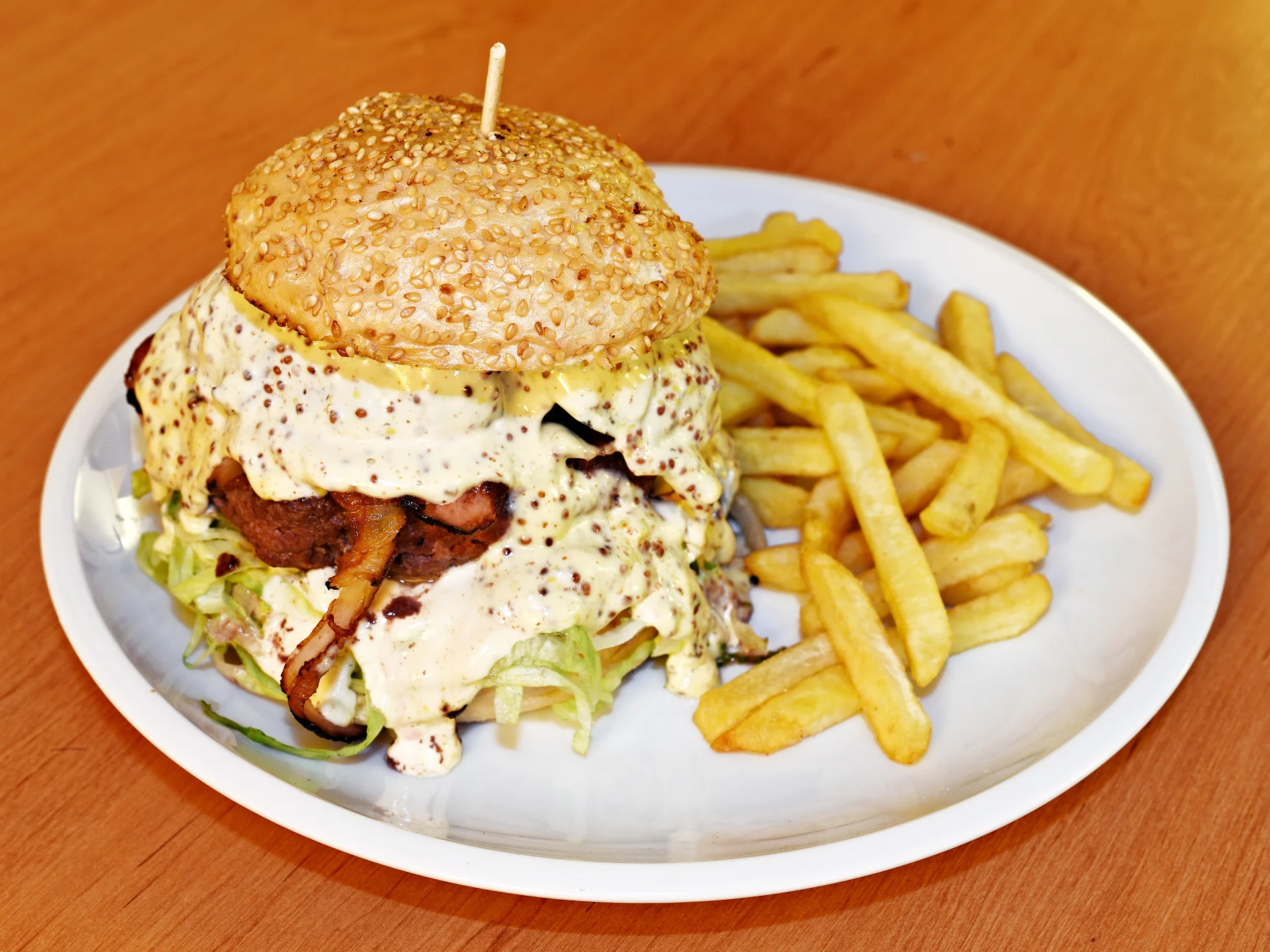 1, 2 nebo 4 burgery s hranolky servírované v malém pivním království