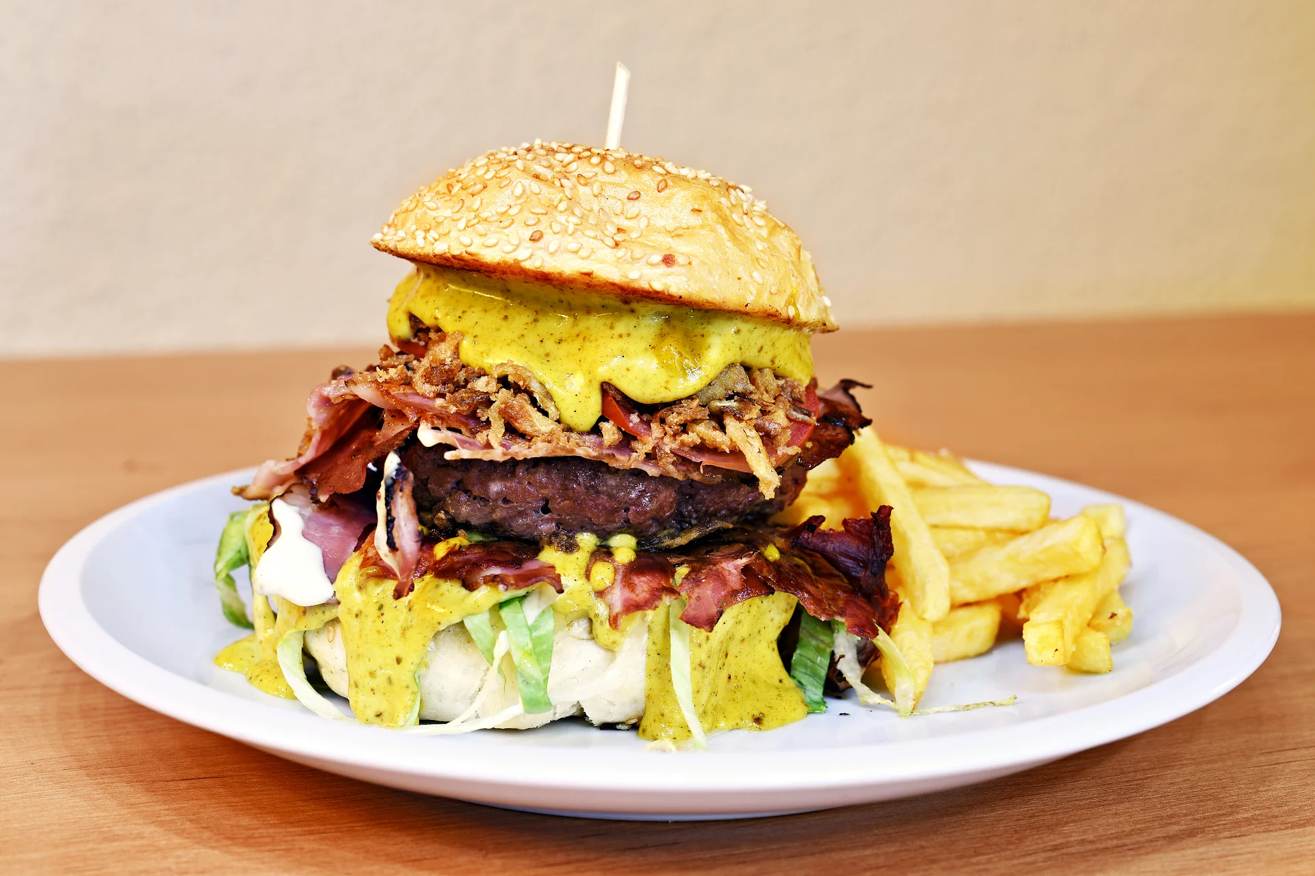 1, 2 nebo 4 burgery s hranolky servírované v malém pivním království