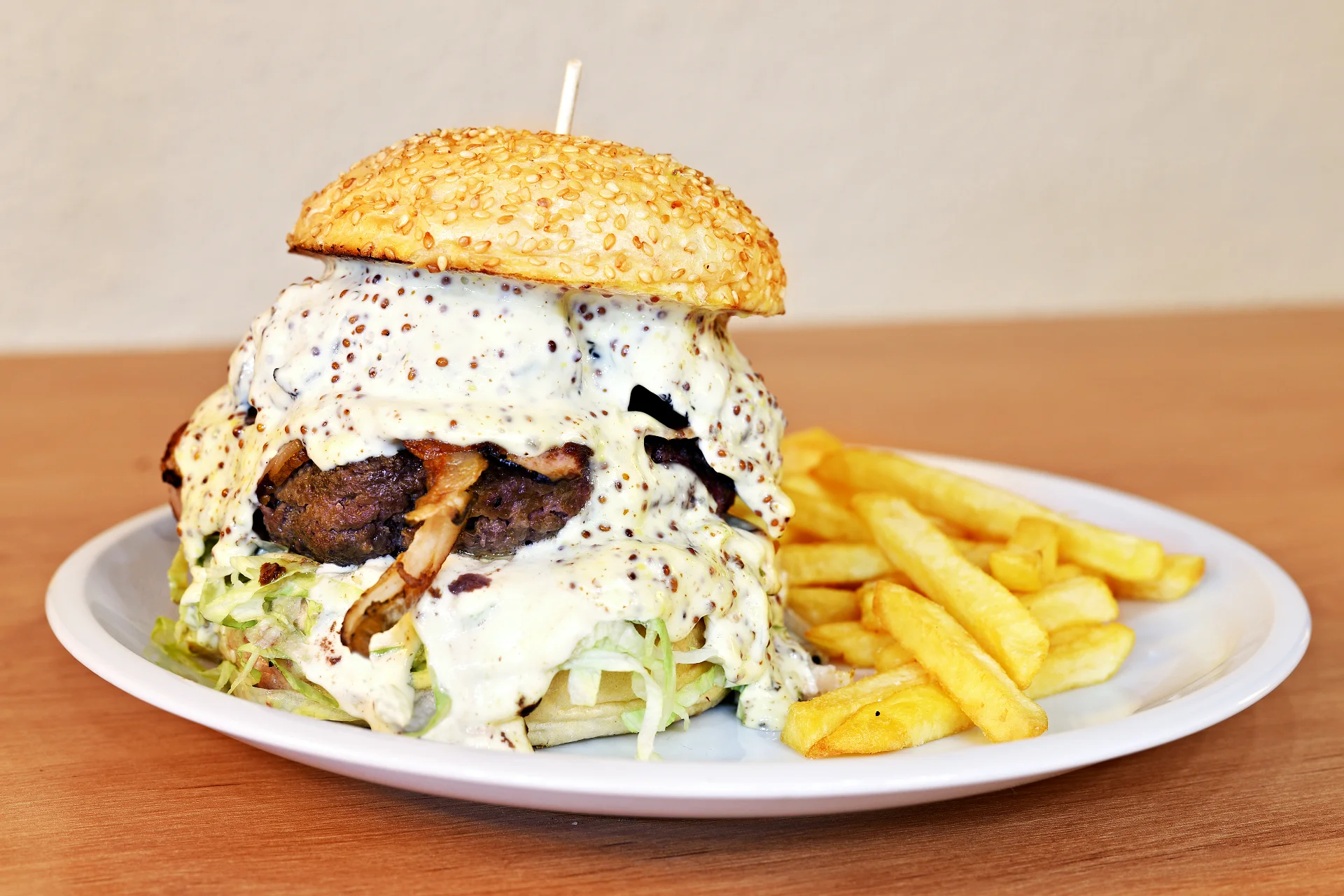 1, 2 nebo 4 burgery s hranolky servírované v malém pivním království
