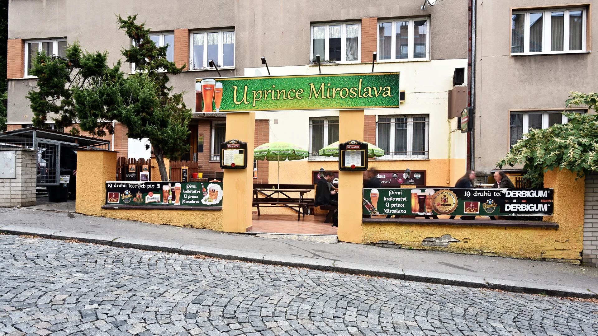 Pořádná porce masa: Až 500 gramů hovězího tataráku vč. topinek a česneku