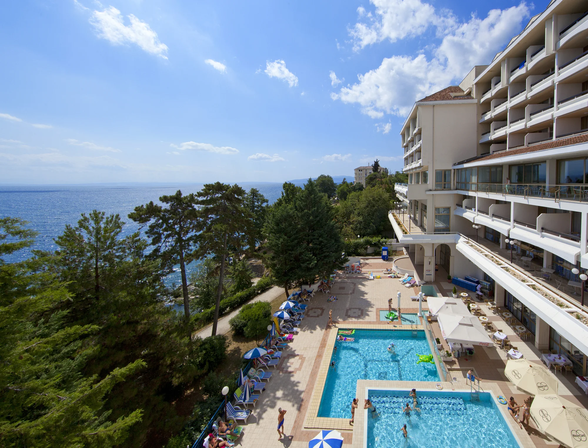 4* pobyt s polopenzí na vyhlášené Opatijské riviéře: hotel s bazény, saunami a soukromou pláží, 3 děti zdarma